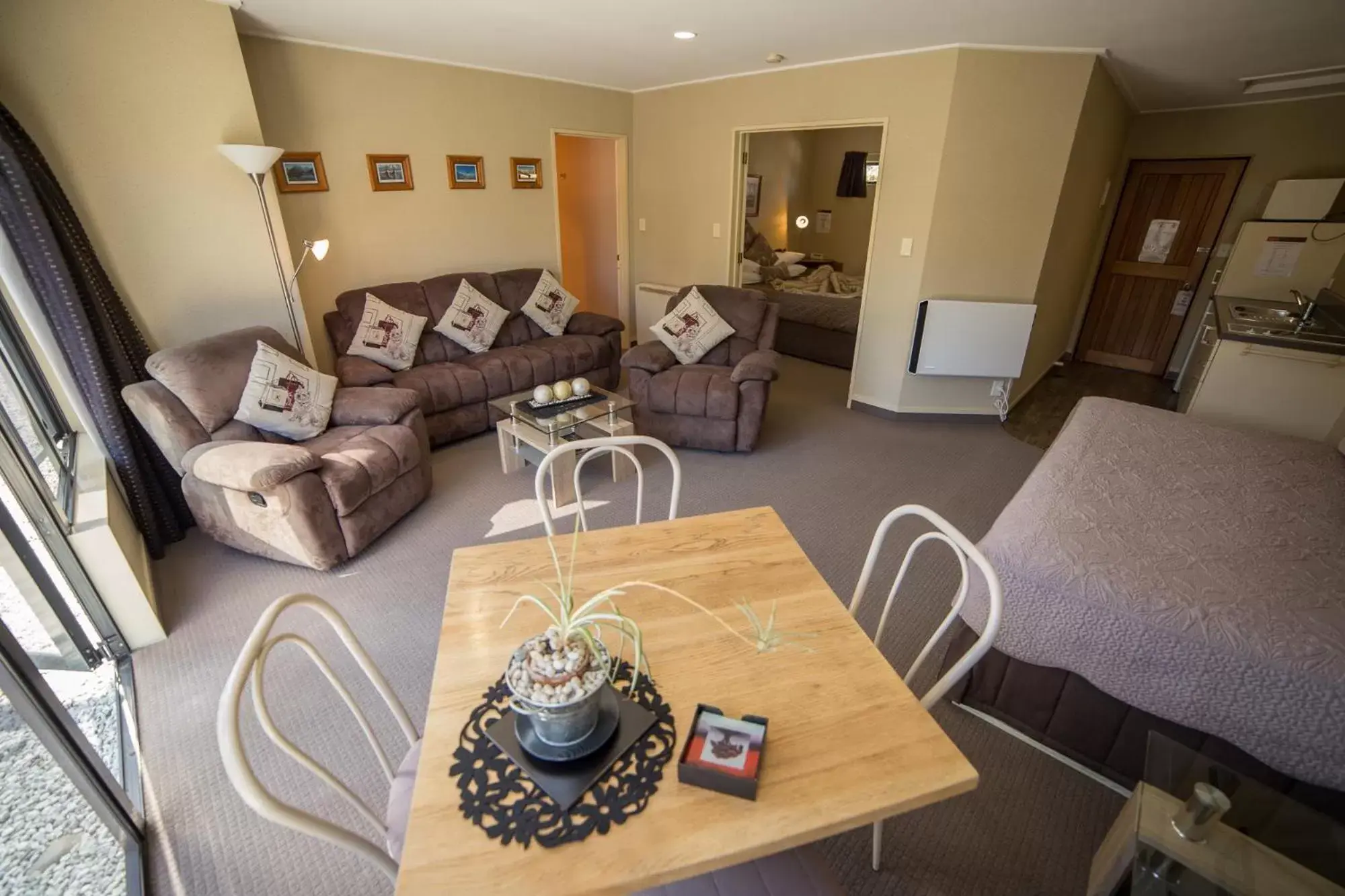 Seating Area in Lakefront Lodge