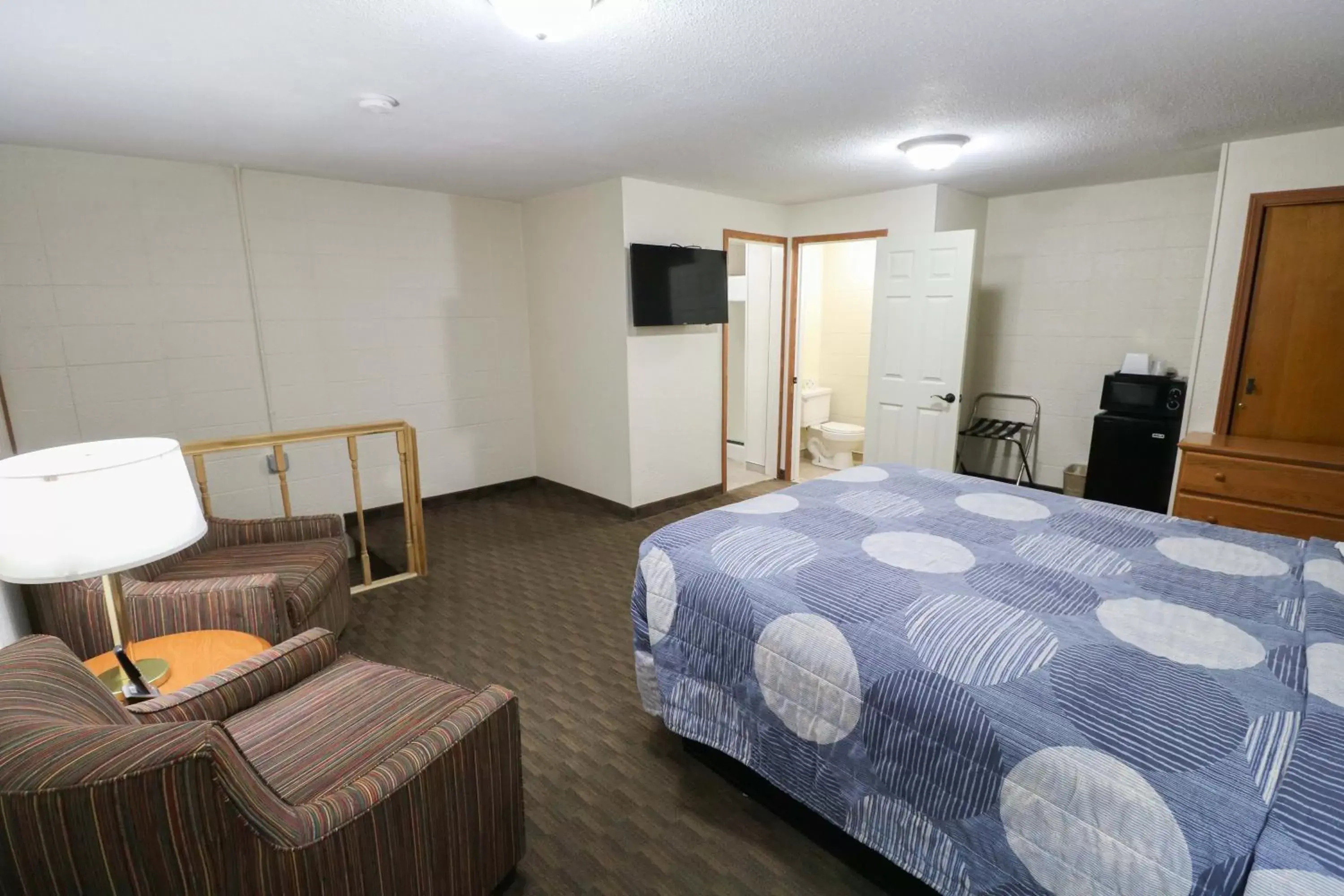Photo of the whole room in Bear Lodge Motel