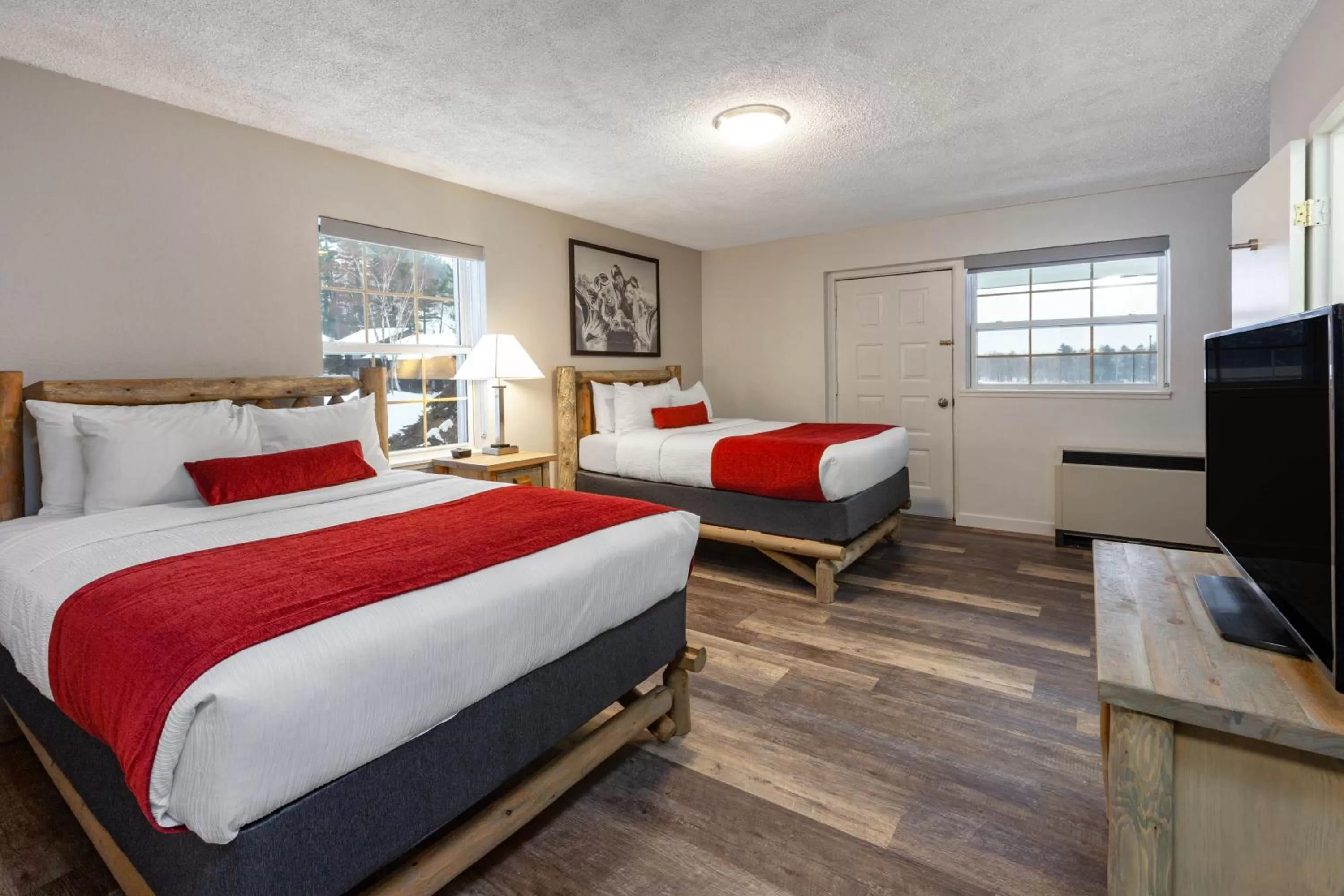 Photo of the whole room, Bed in Pine Mountain Resort