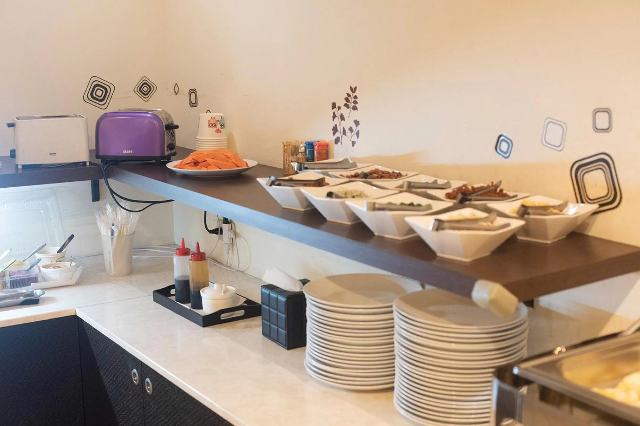 Buffet breakfast, Kitchen/Kitchenette in Discovery Motel - Yanping