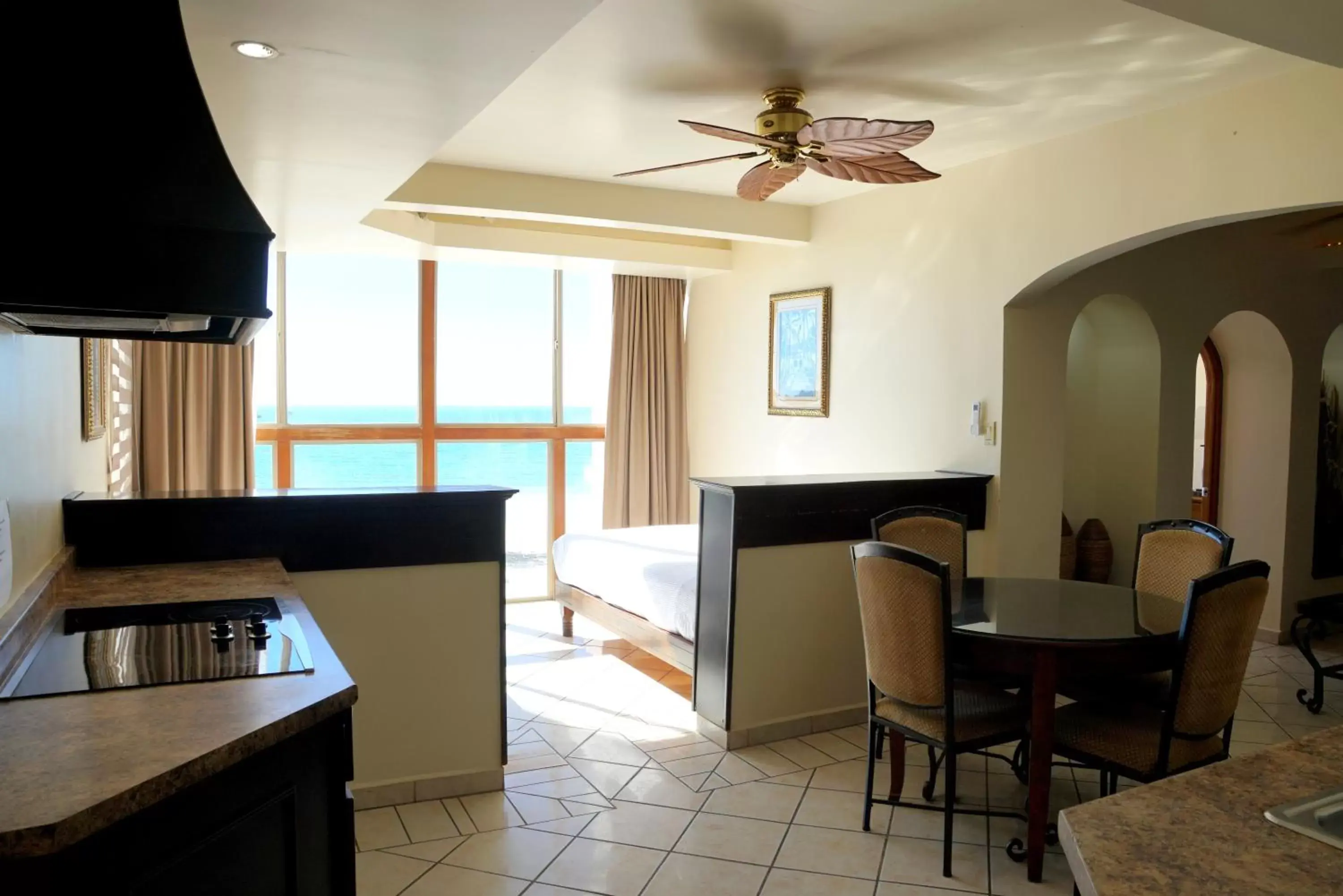 Bed, Kitchen/Kitchenette in Hotel Playa Bonita Resort