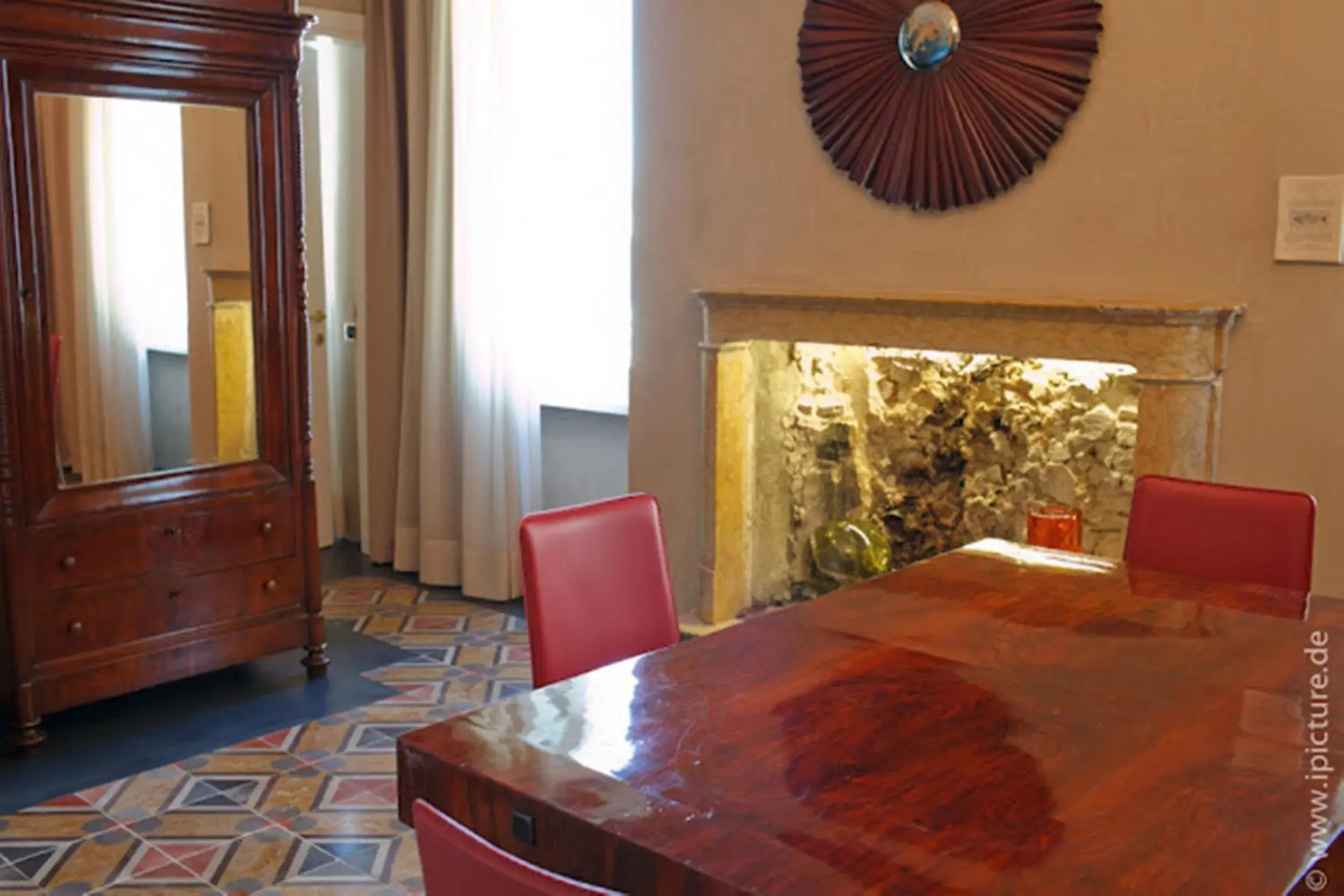 Living room, Bed in Hotel Remàt