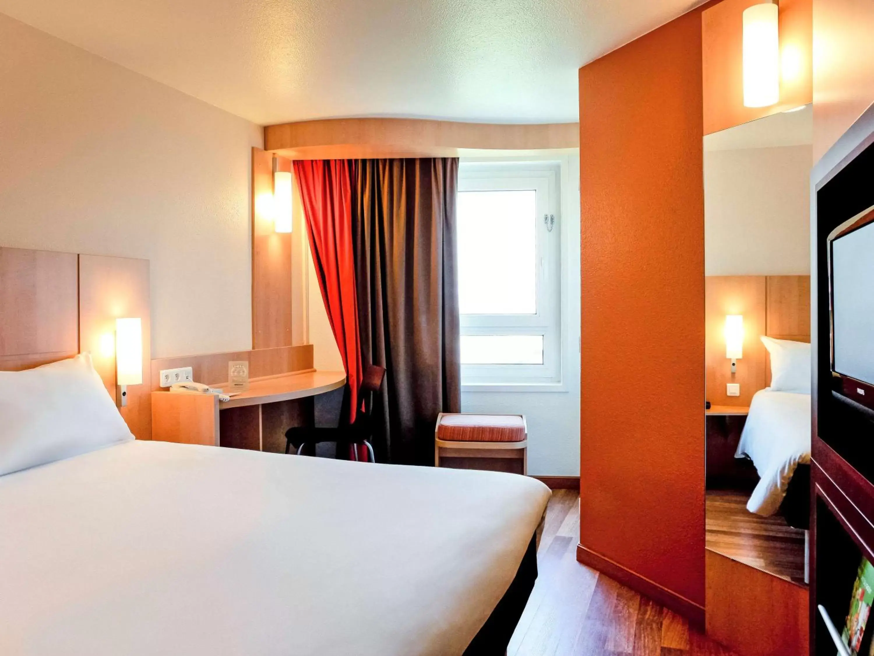 Photo of the whole room, Bed in ibis Lyon Part Dieu Les Halles