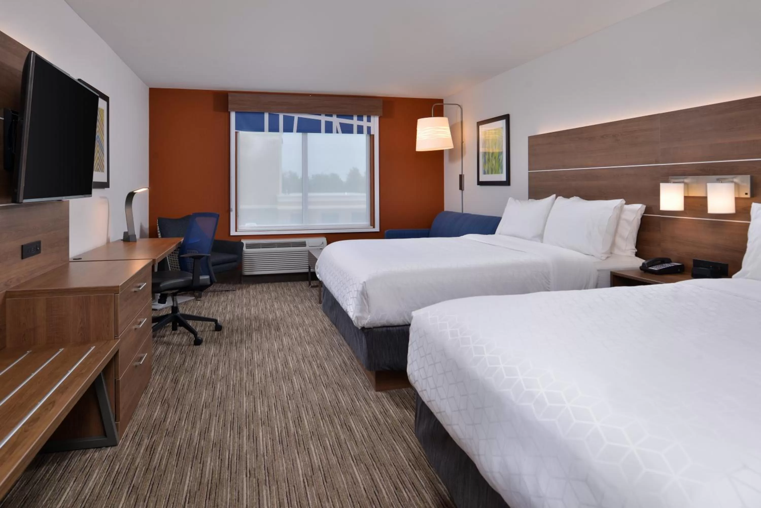 Photo of the whole room, Bed in Holiday Inn Express & Suites - Marshalltown by IHG