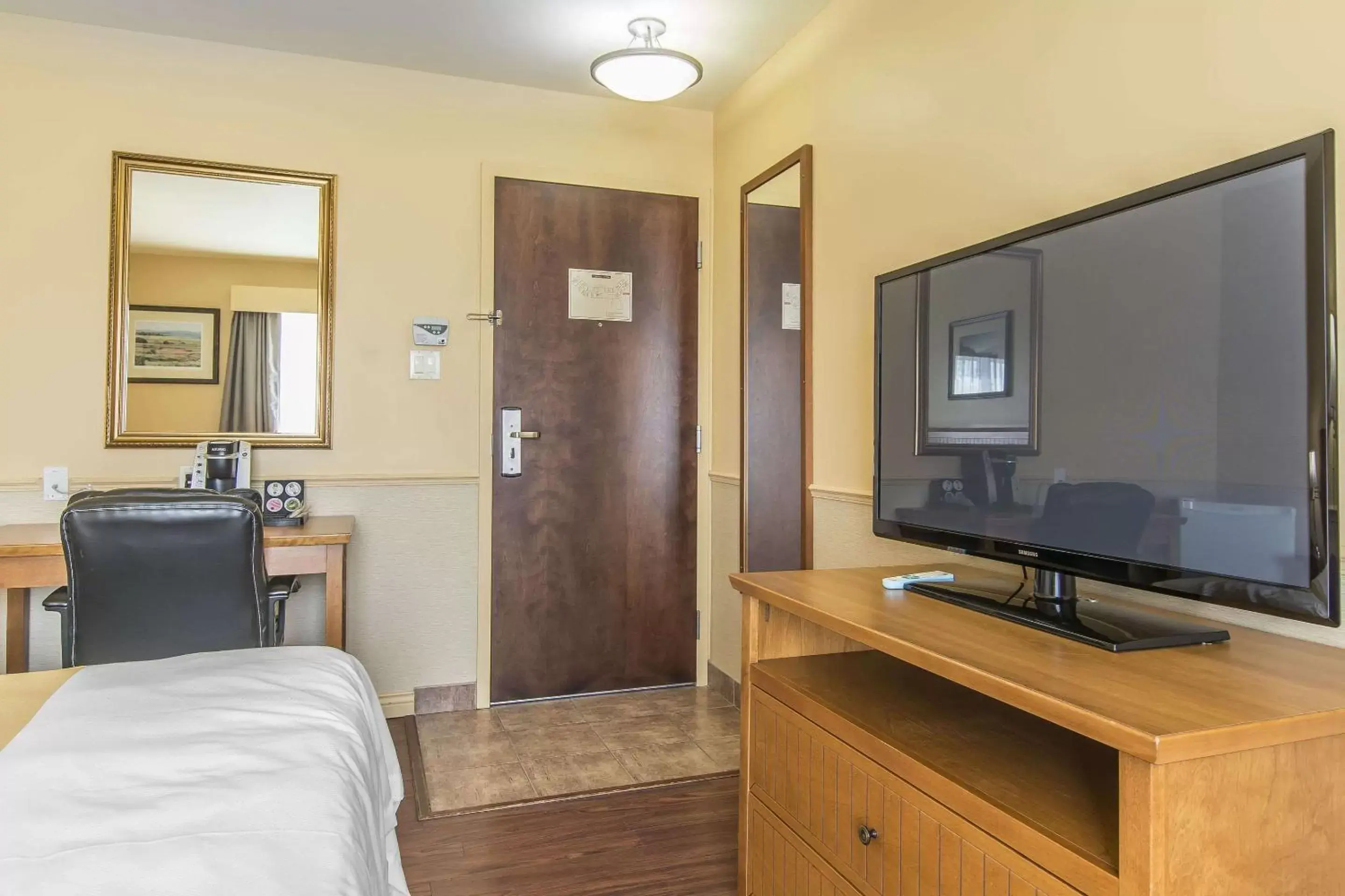 Photo of the whole room, TV/Entertainment Center in Quality Inn Riviere-Du-Loup