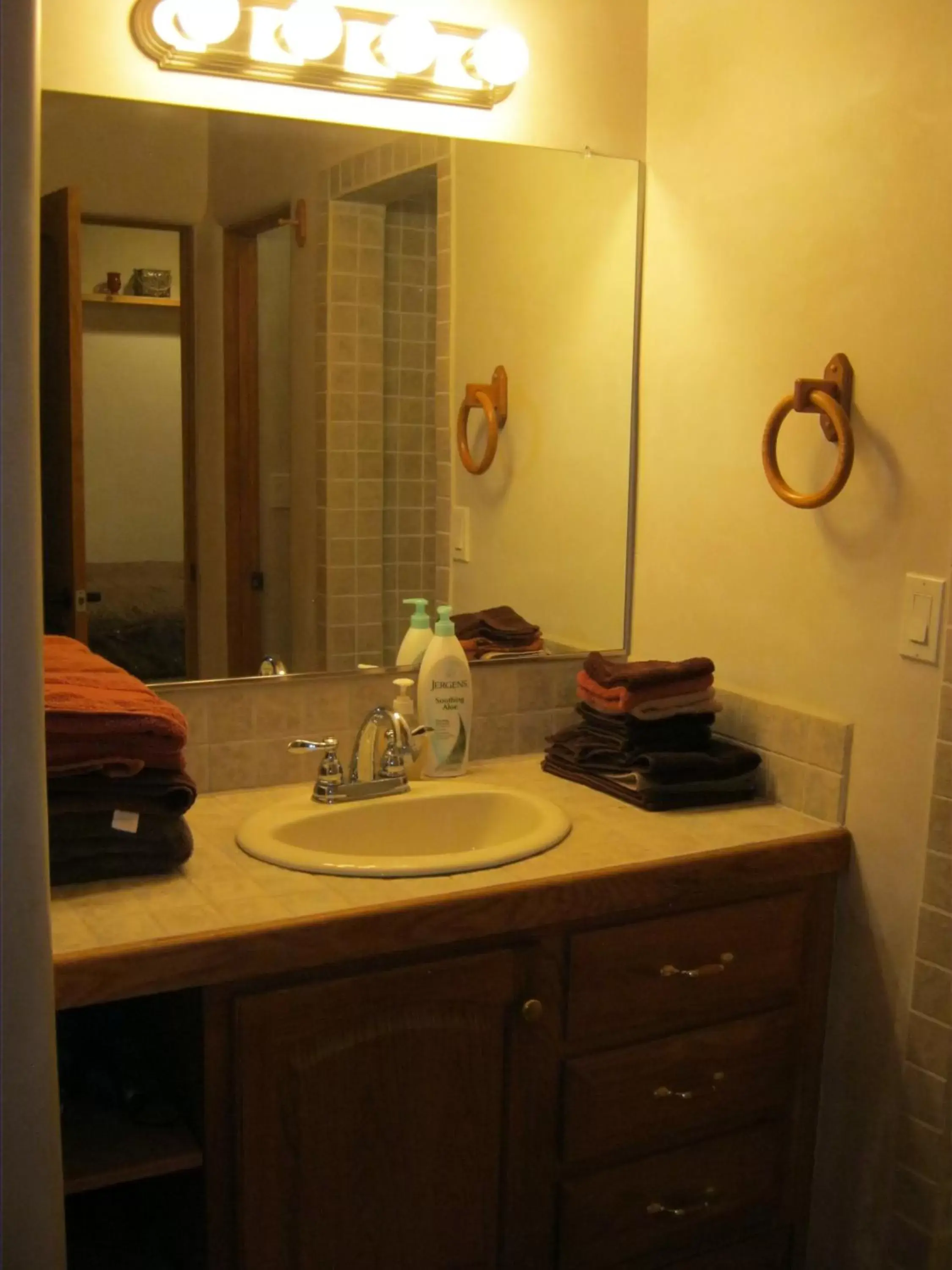 Bathroom, Coffee/Tea Facilities in Shady Brook Inn Village/Resort