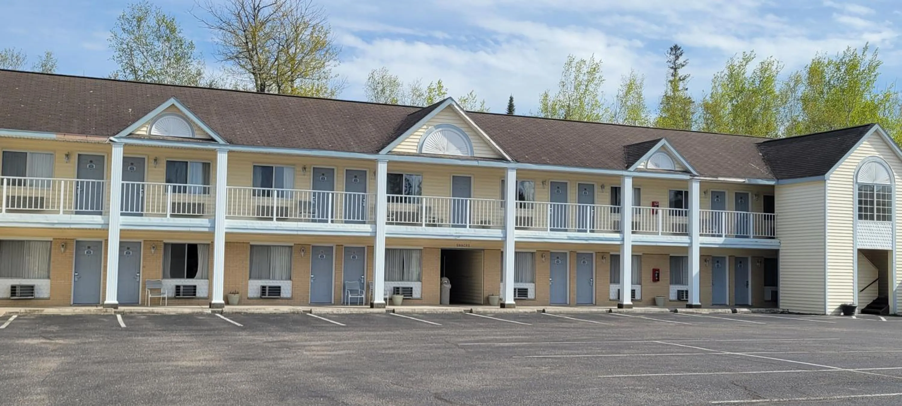 Property building in Thunderbird Inn of Mackinaw City