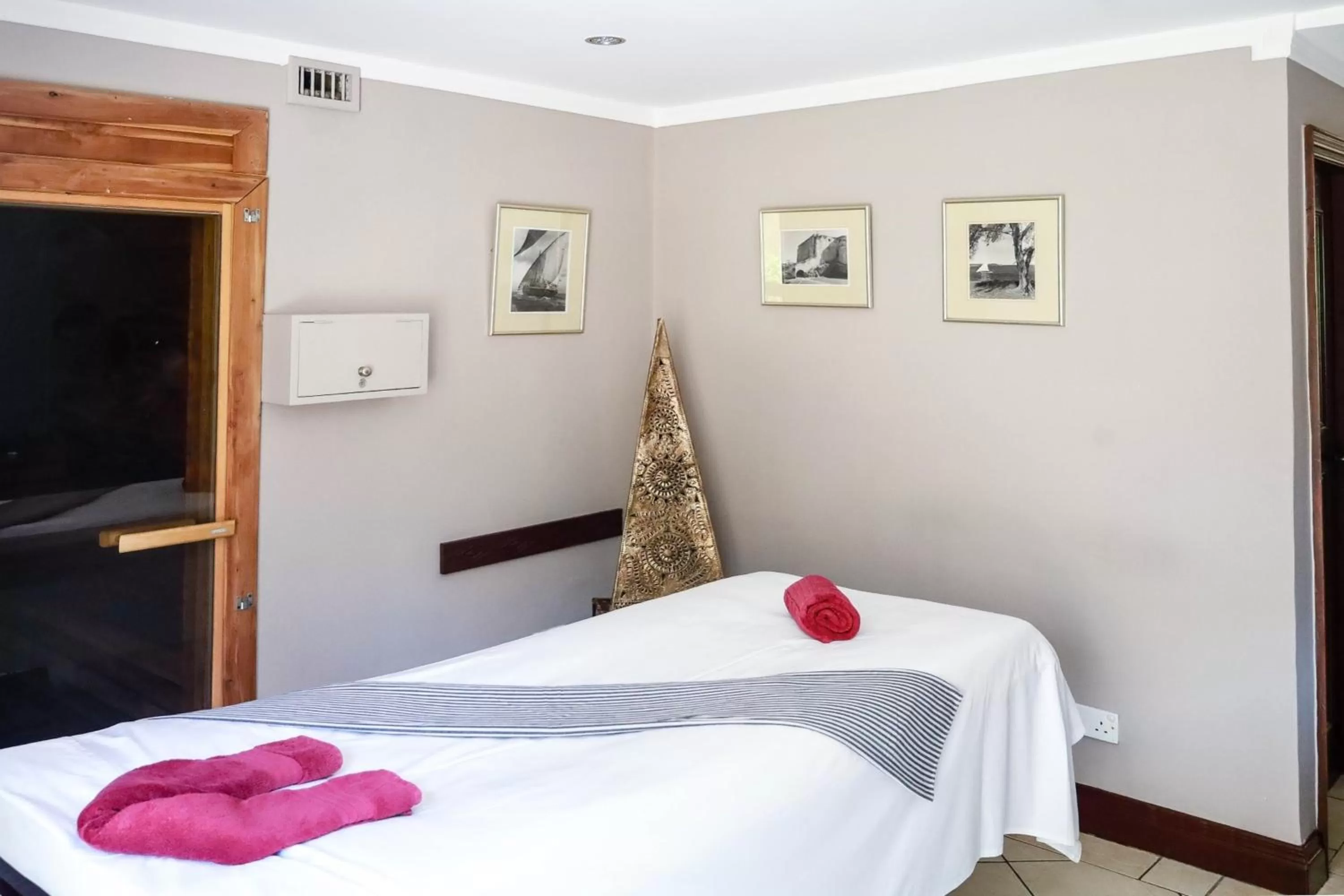 Massage, Bed in The Heron By Sarovar Portico India