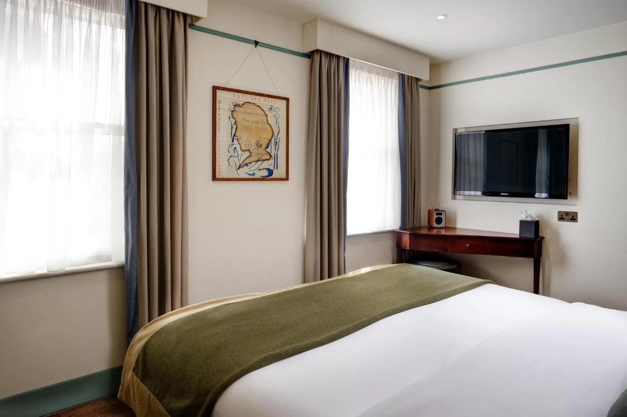 Photo of the whole room, Bed in Morton Hotel