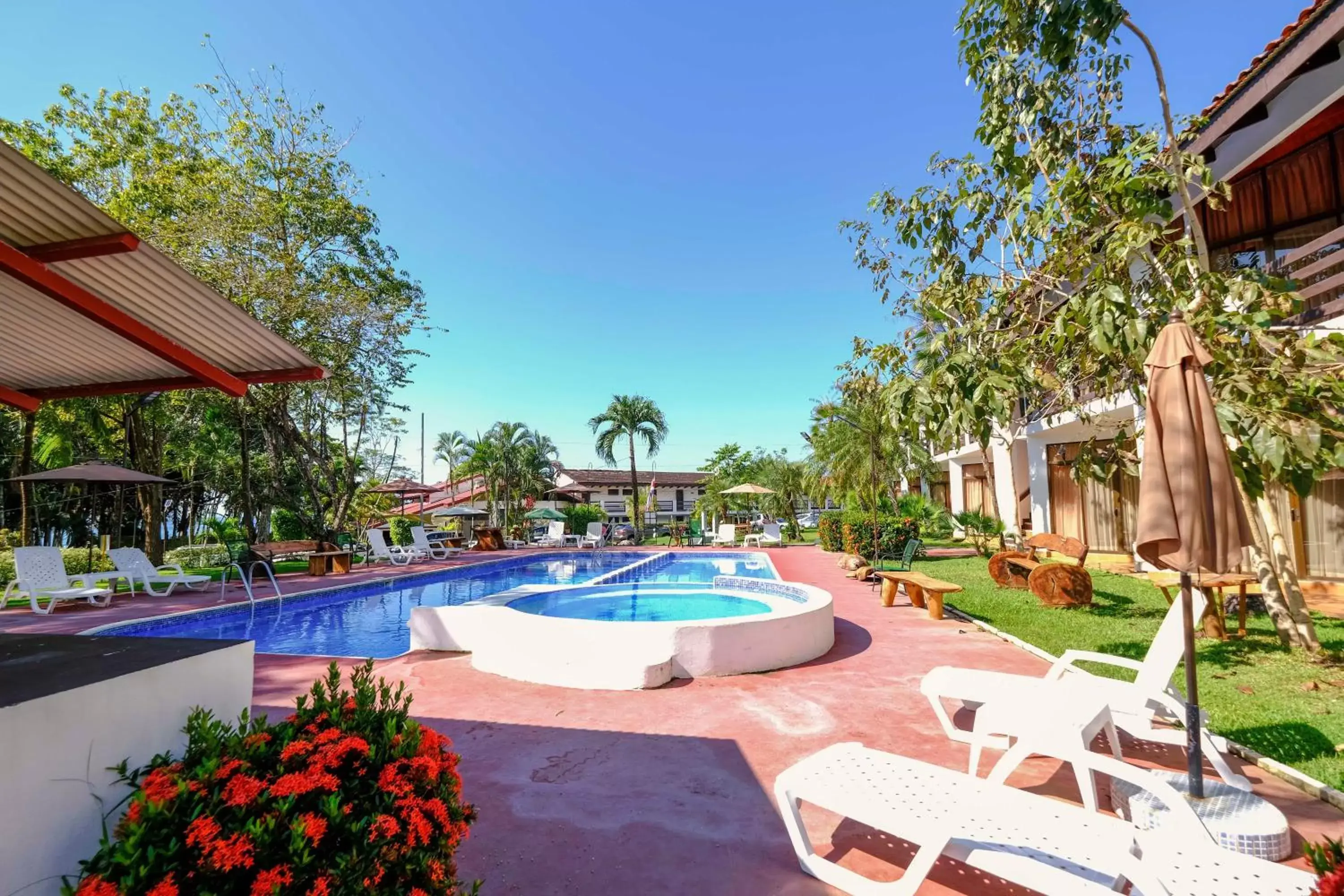 Property building, Swimming Pool in Hotel Terraza del Pacifico