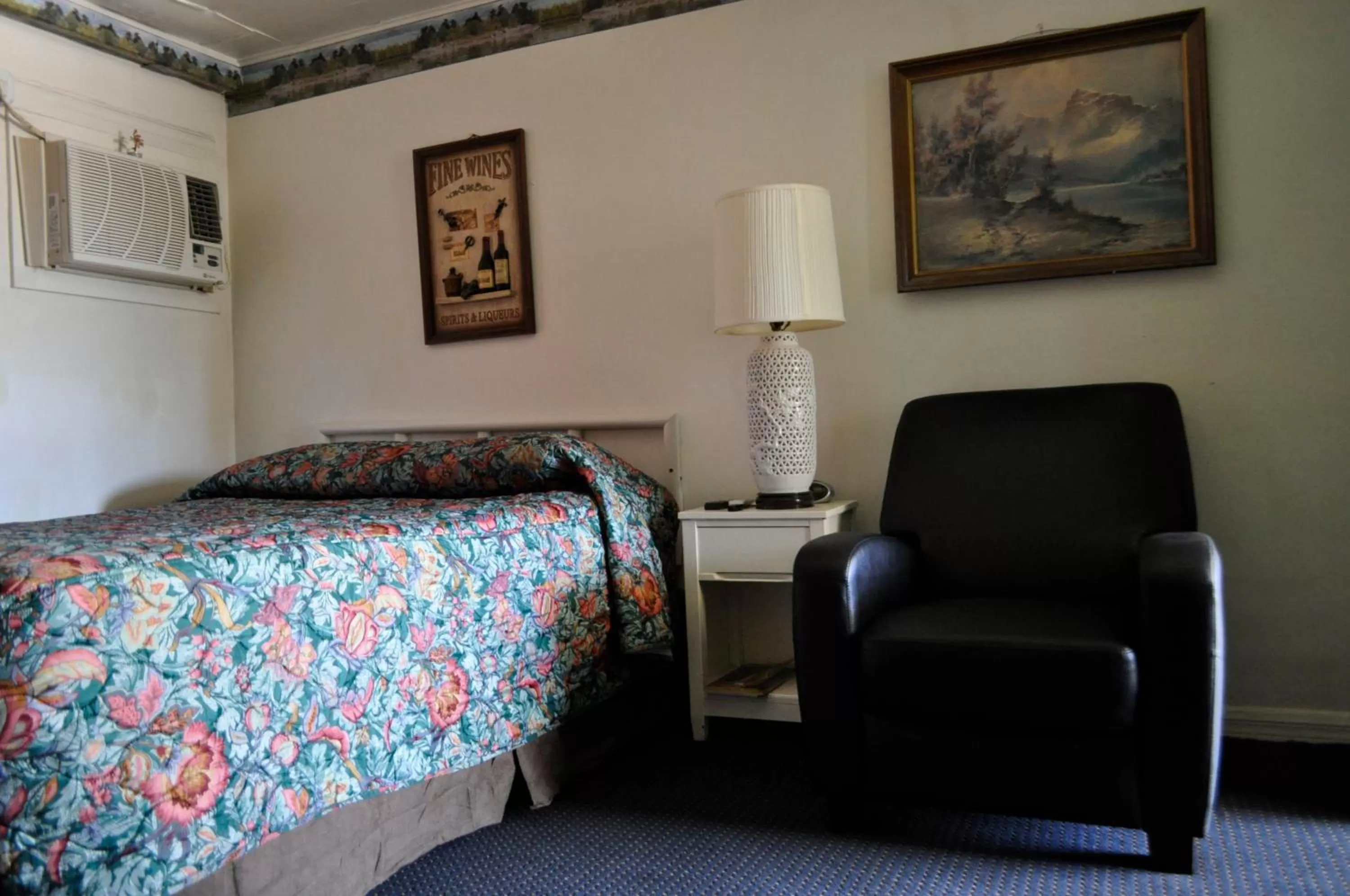 Photo of the whole room, Bed in Western Motel