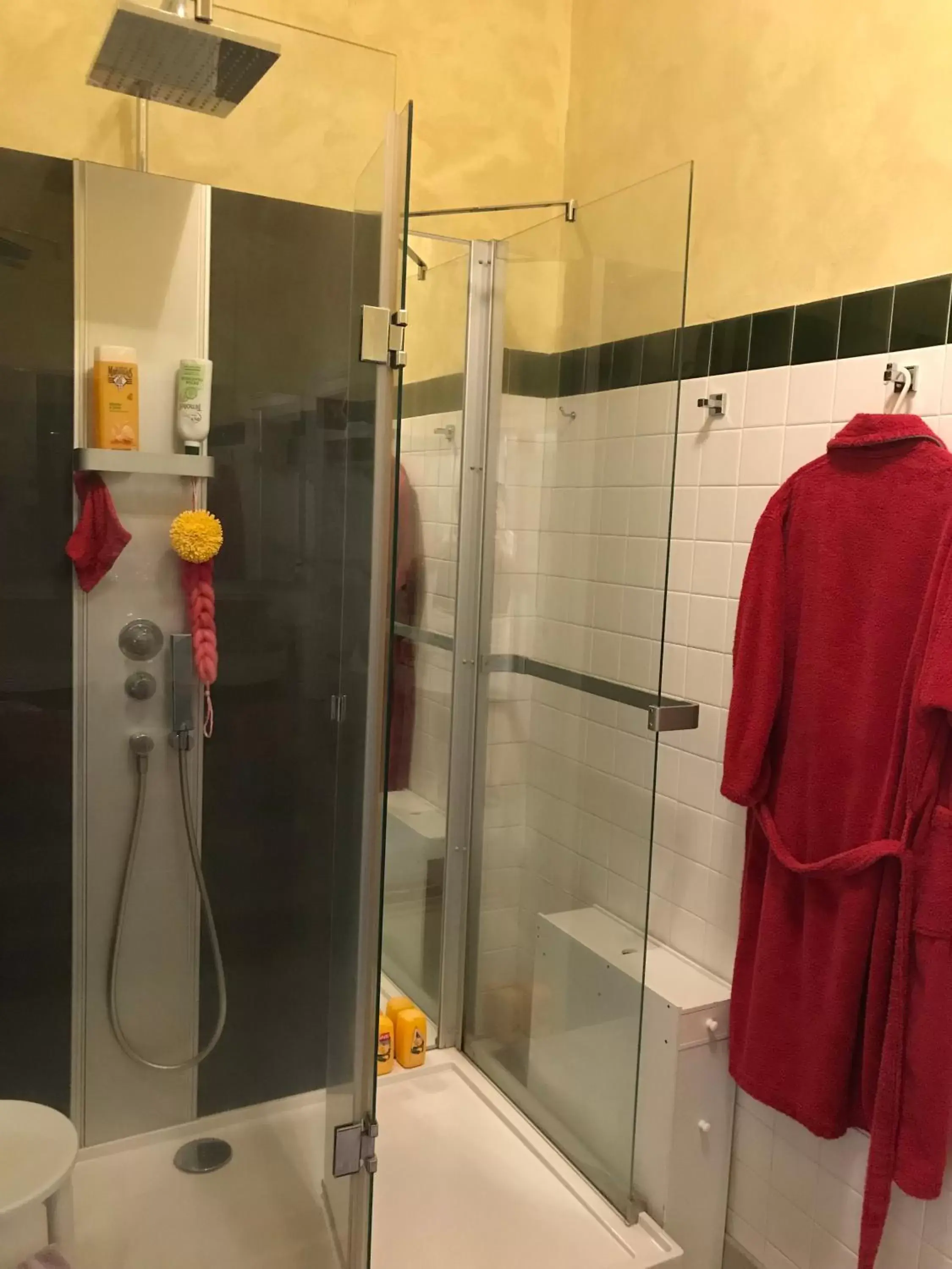 Shower, Bathroom in Le Clos de La Muse