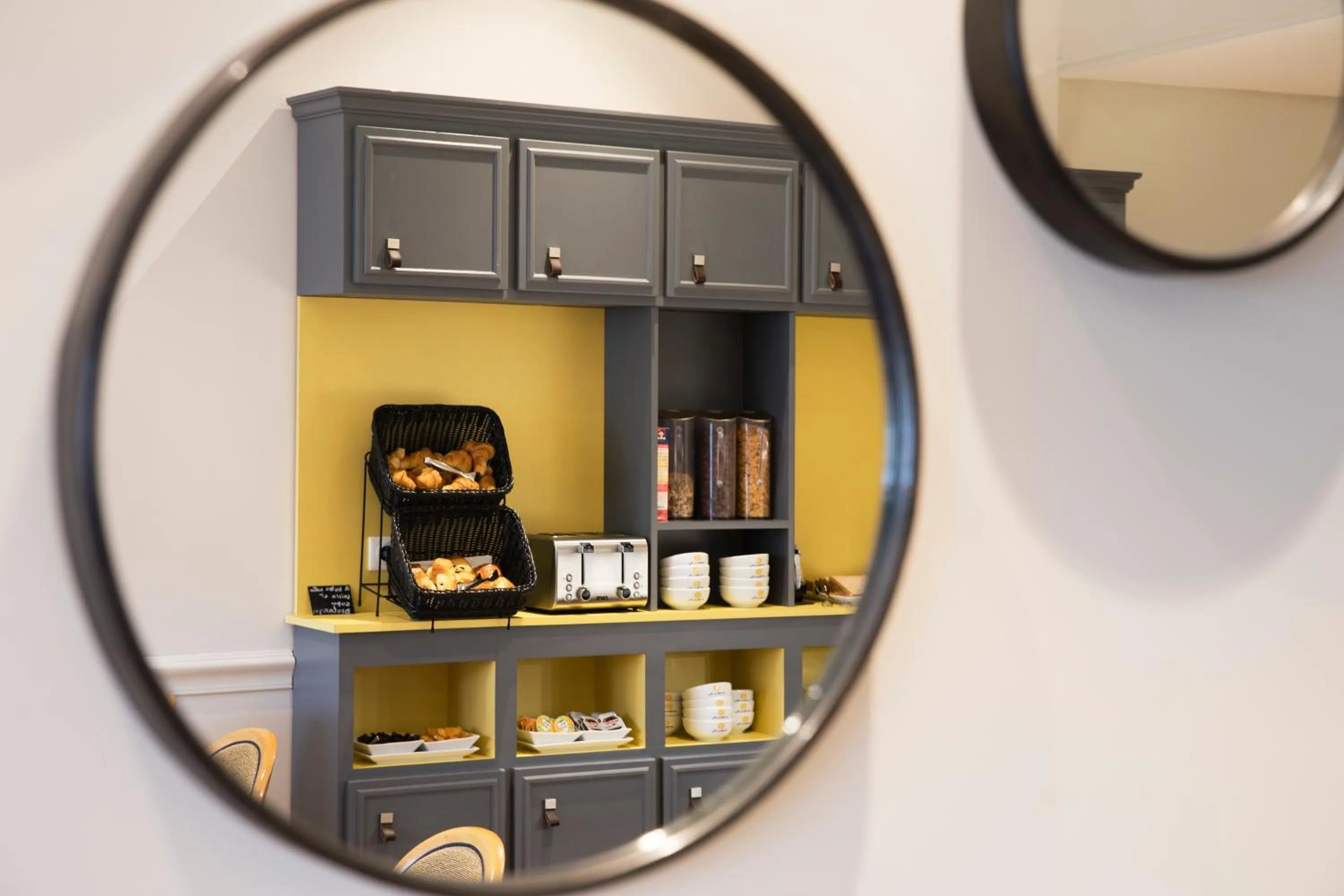 Decorative detail in A l'Hôtel Des Roys