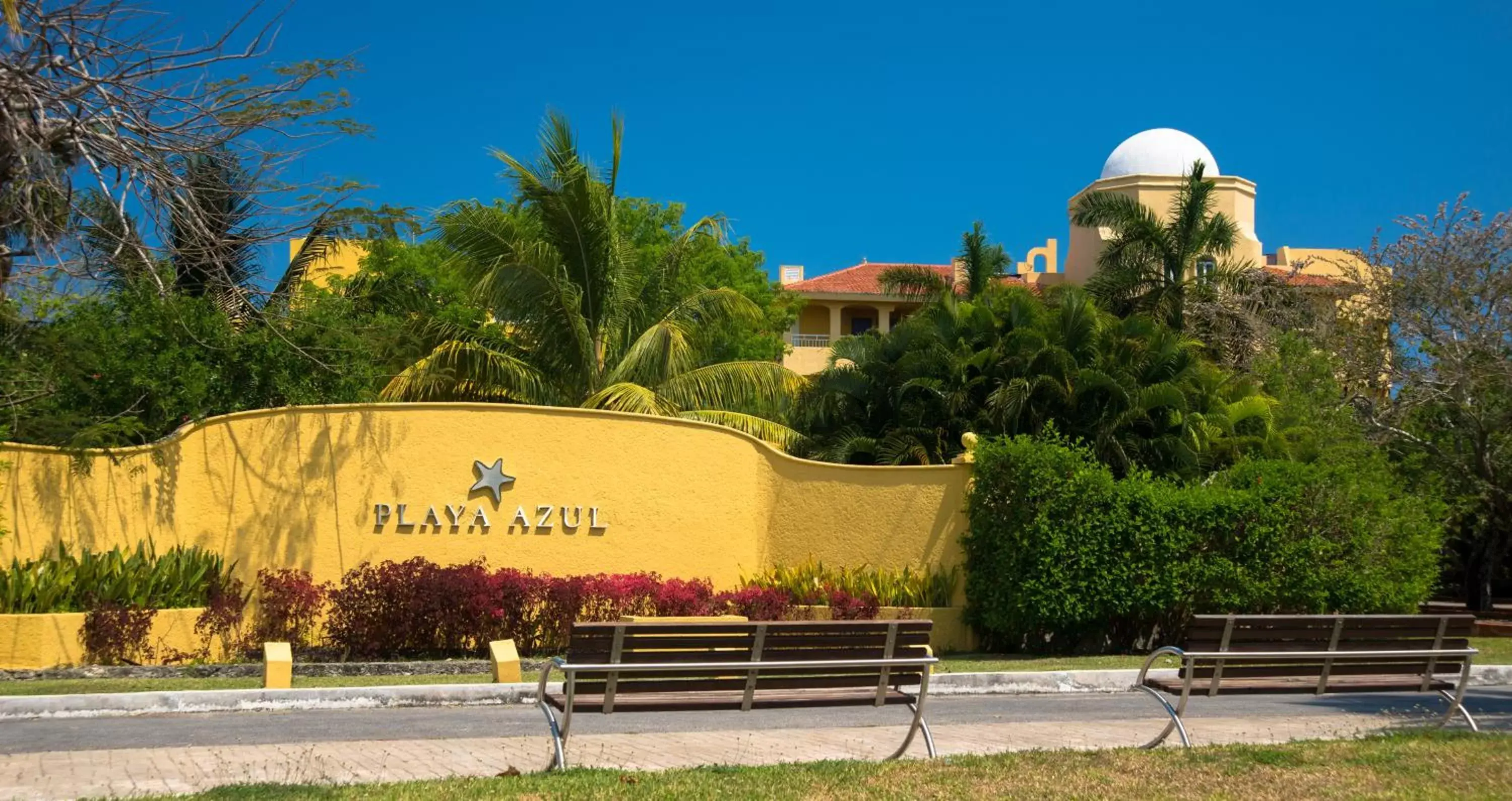 Street view, Property Building in Playa Azul Cozumel