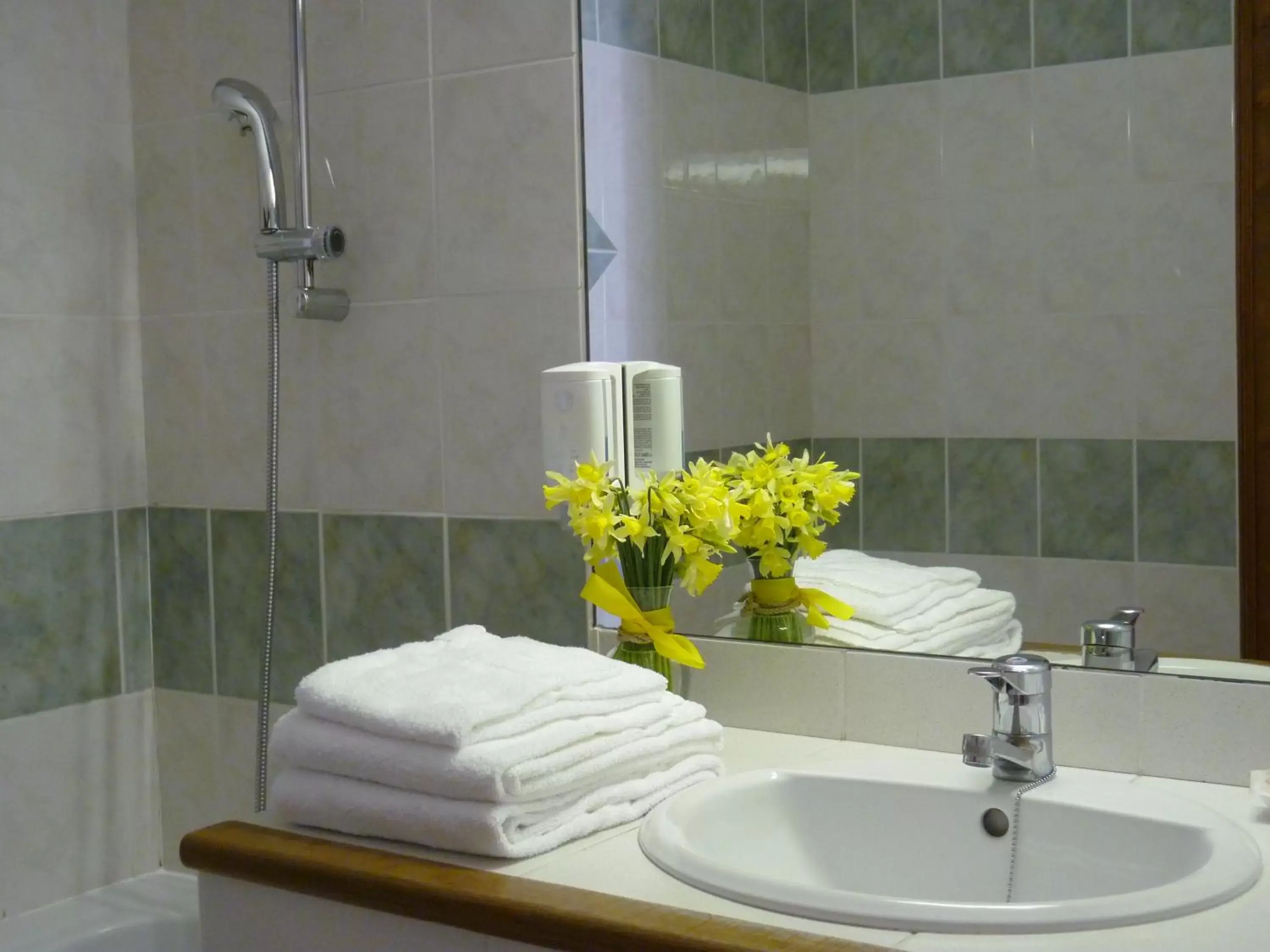 Bathroom in The Originals Boutique, Hôtel Clos Sainte Marie, Nevers (Inter-Hotel)