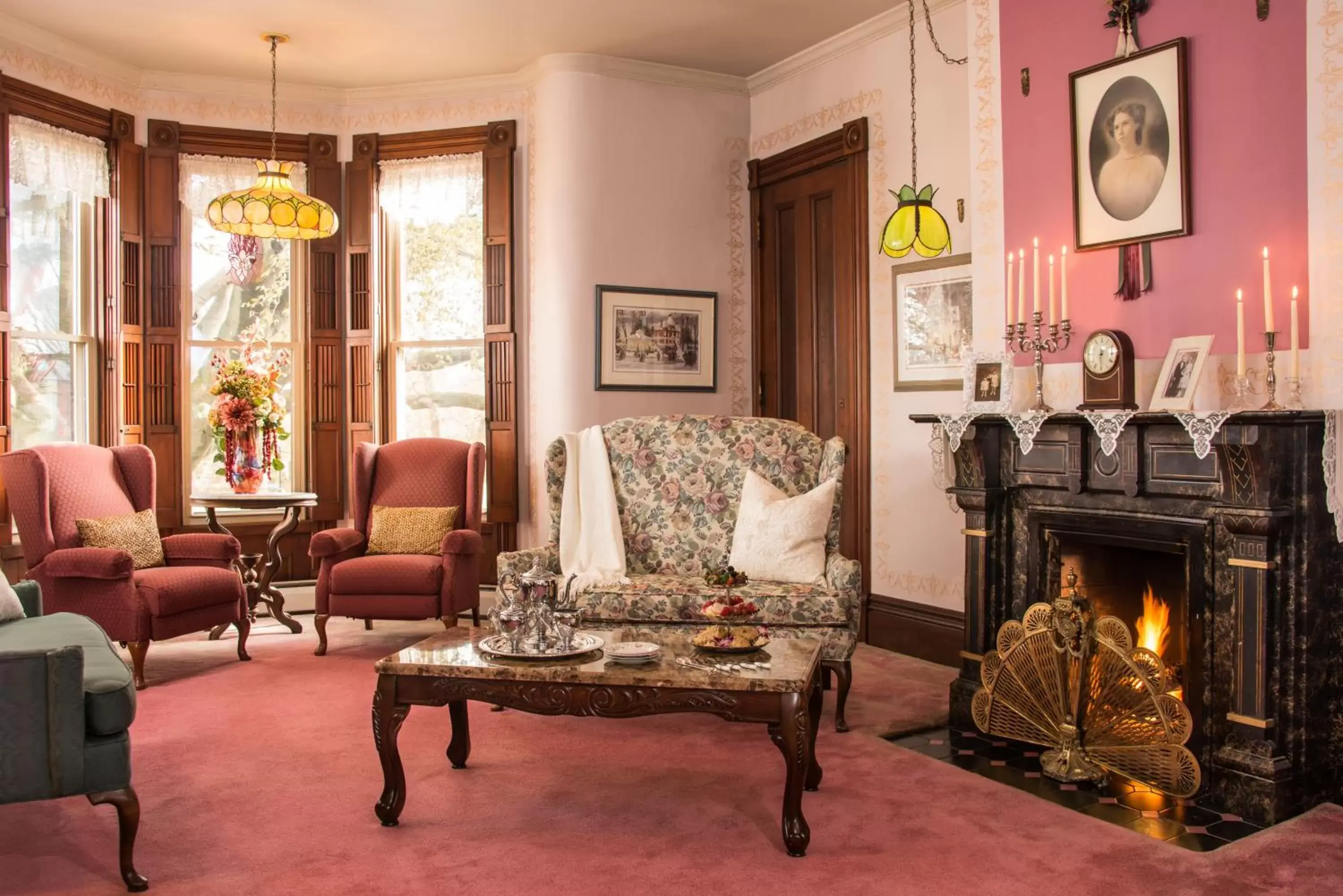 Communal lounge/ TV room, Seating Area in Sutherland House Victorian Bed and Breakfast