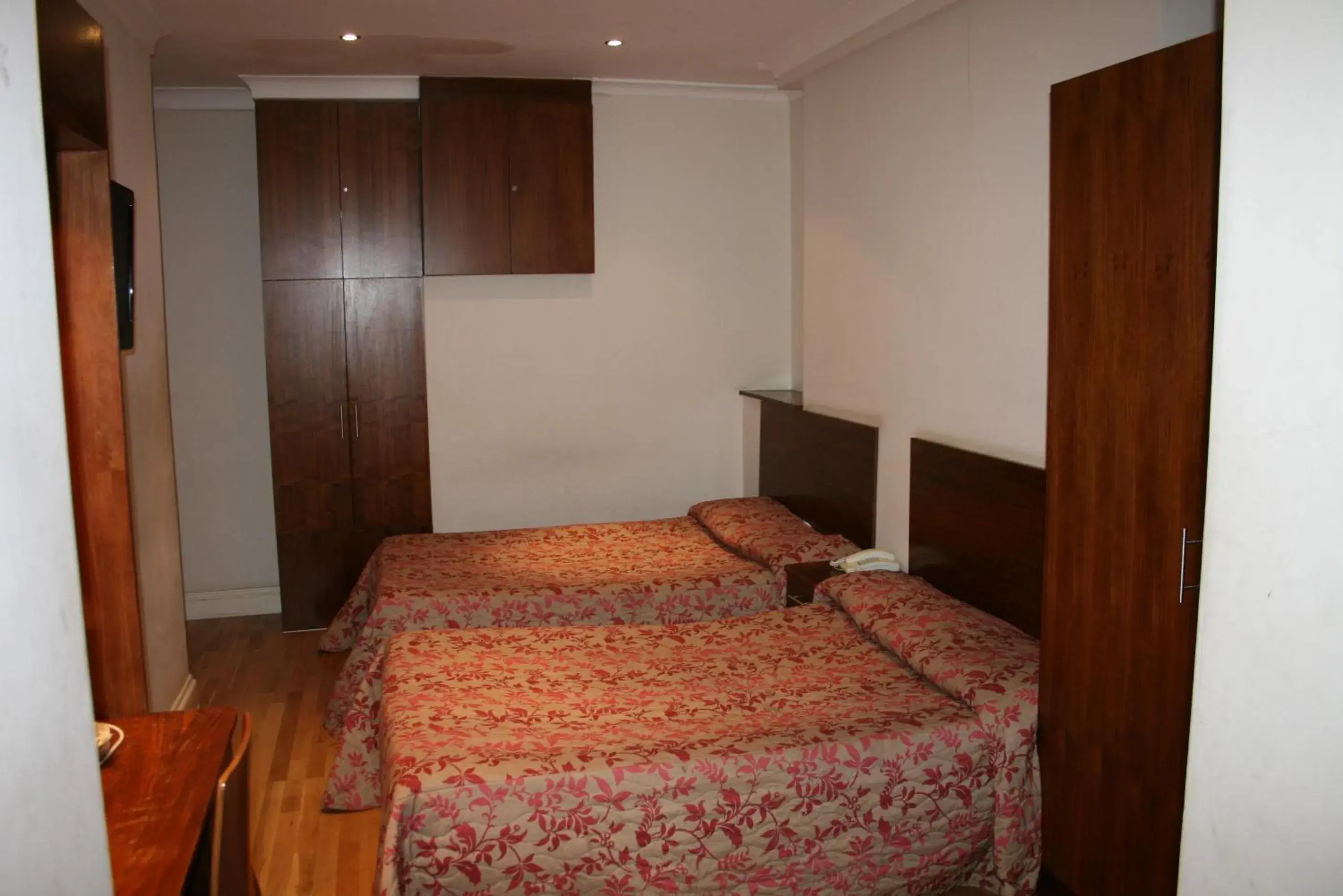 Bedroom, Bed in Wedgewood Hotel