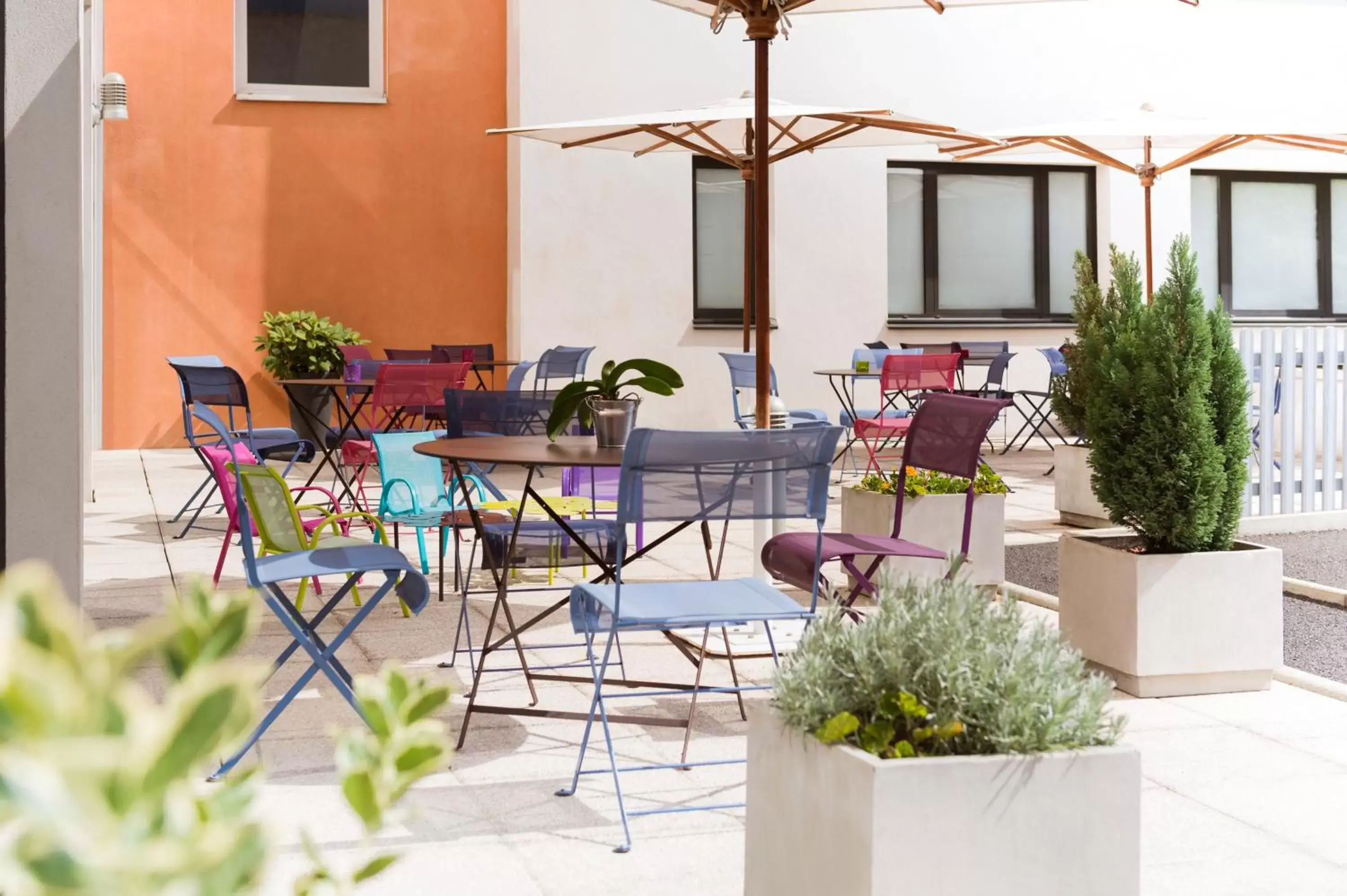 Patio, Restaurant/Places to Eat in Novotel Suites Clermont Ferrand Polydome