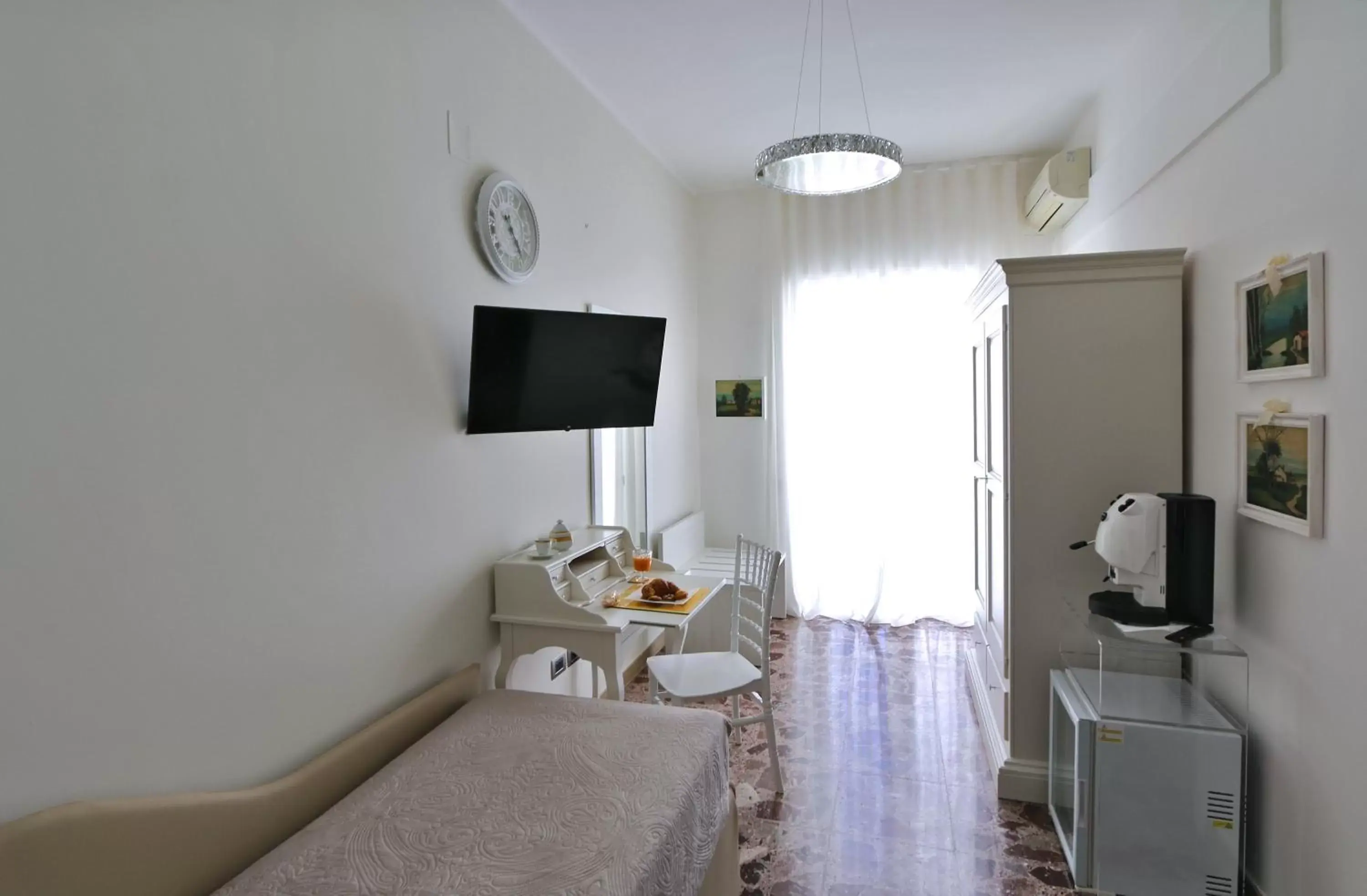 TV and multimedia, TV/Entertainment Center in SOLIDEA BNB