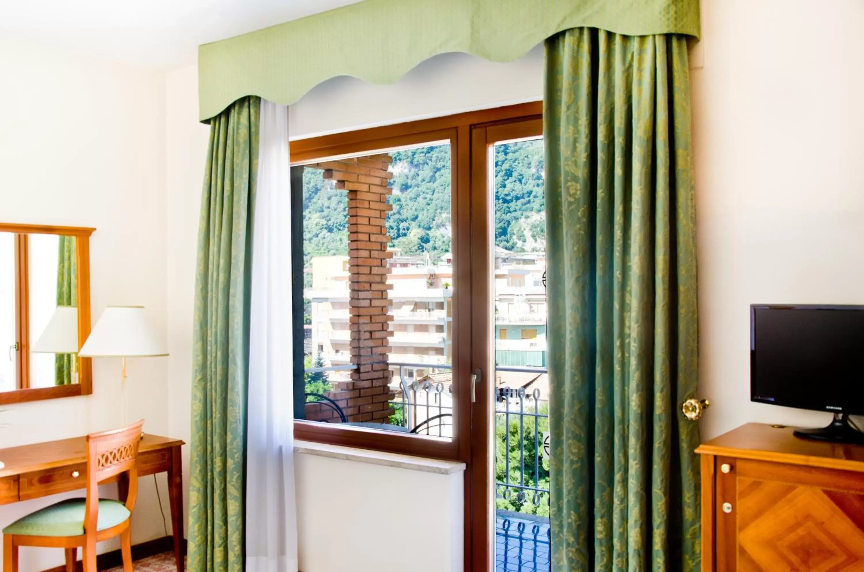 Balcony/Terrace, TV/Entertainment Center in Grand Hotel Cesare Augusto