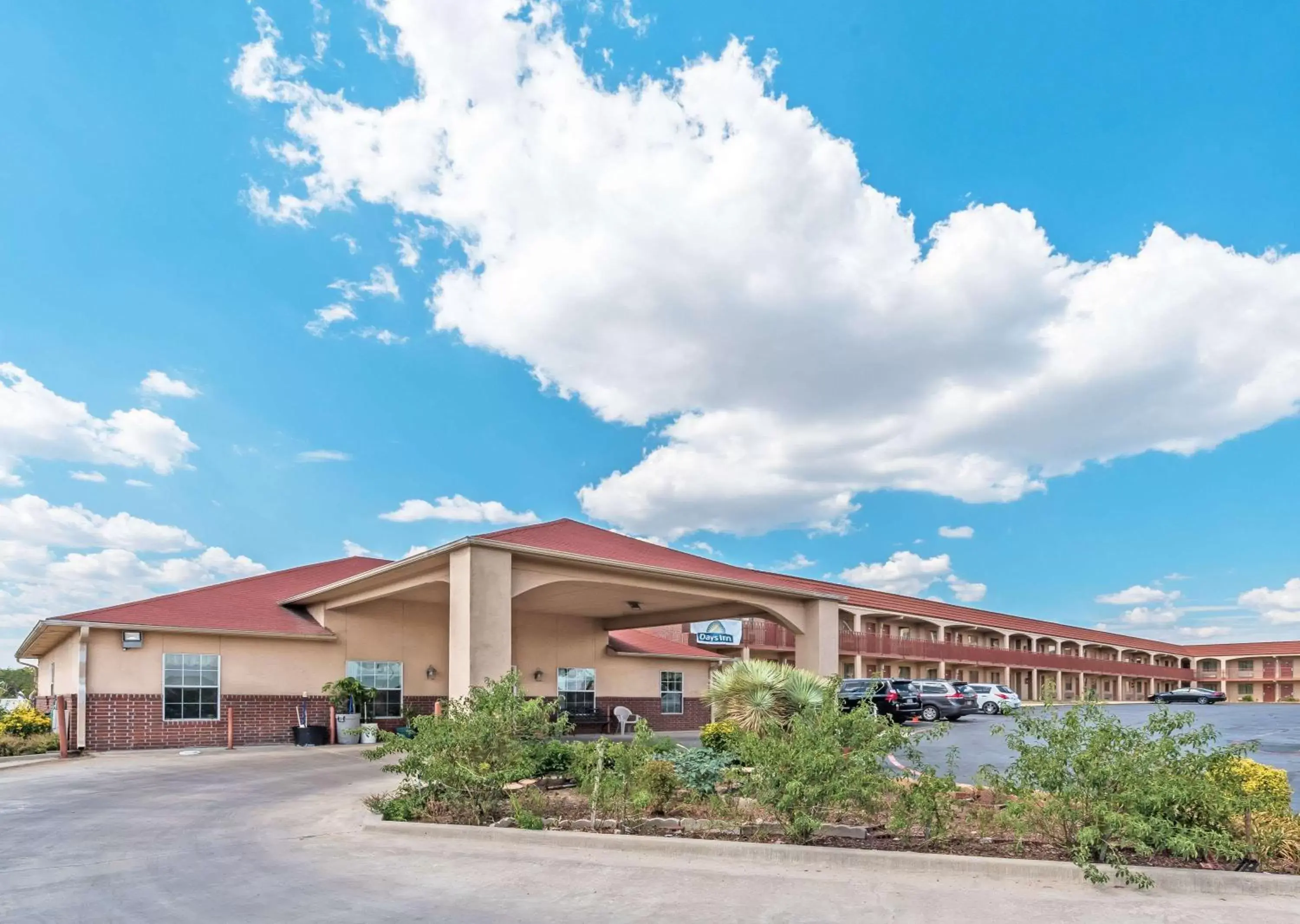 Property building in Days Inn by Wyndham Gainesville Property building in Days Inn by Wyndham Gainesville