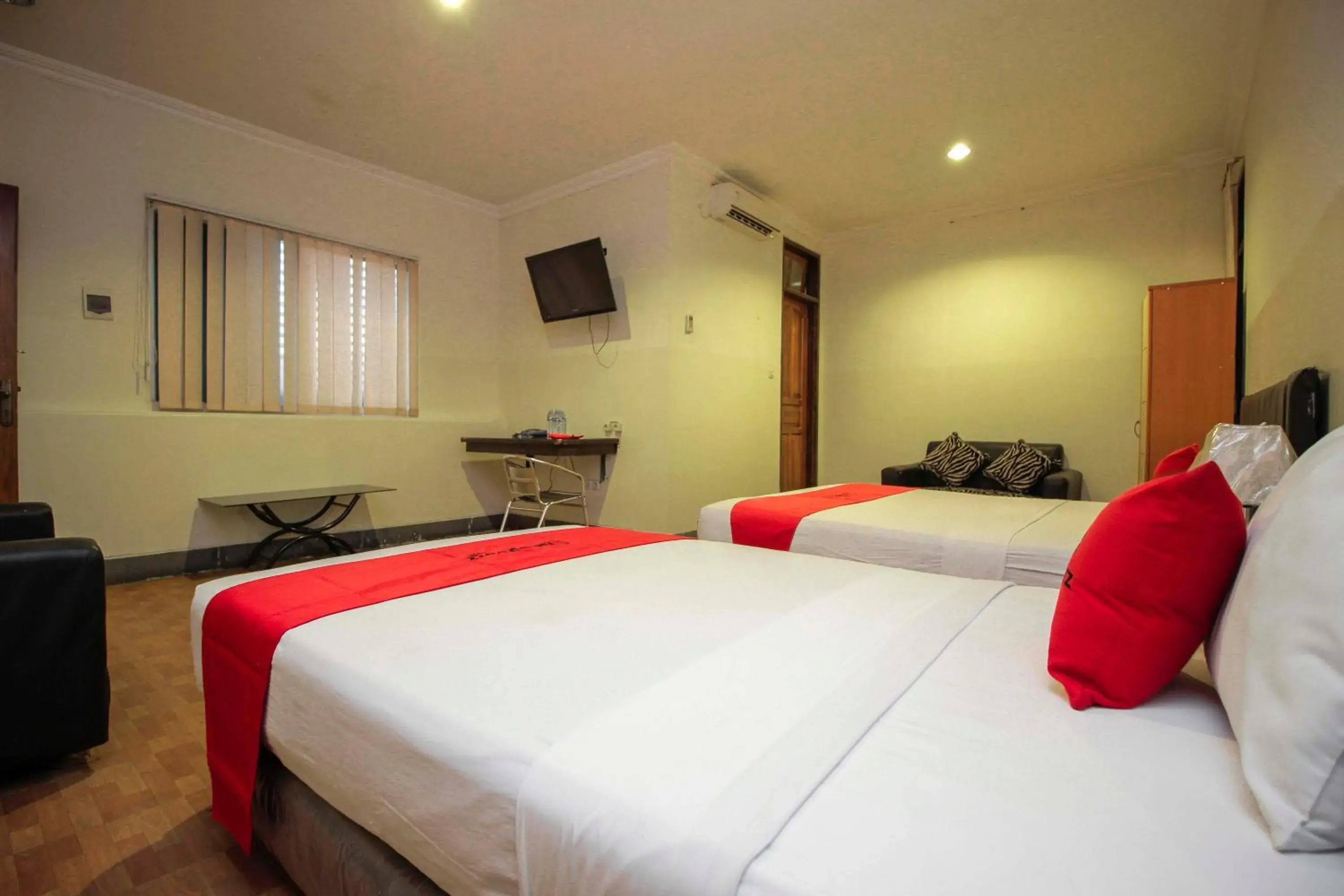 Bedroom, Bed in RedDoorz near Bethesda Manado