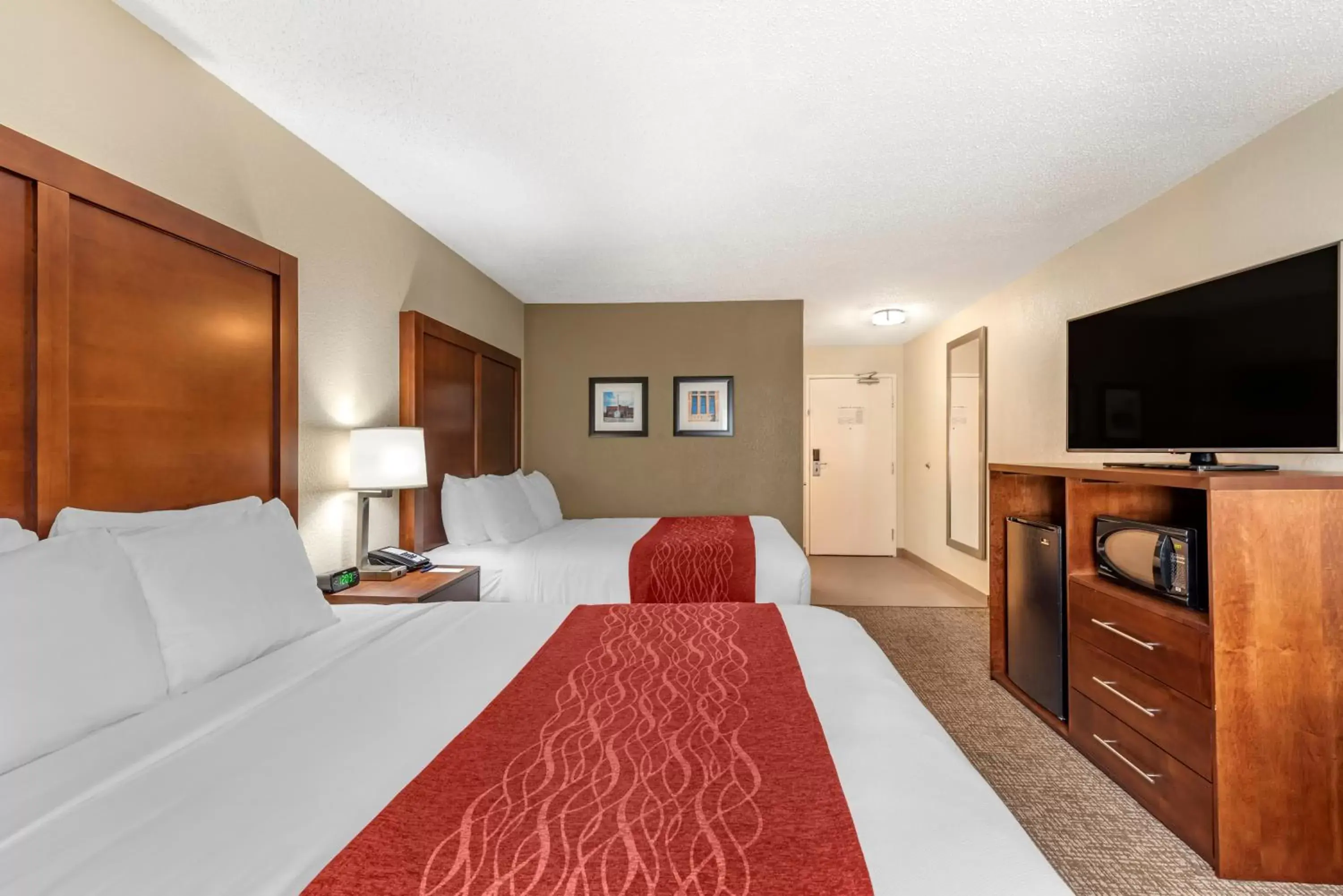 View (from property/room), Bed in Comfort Inn & Suites Middletown - Franklin