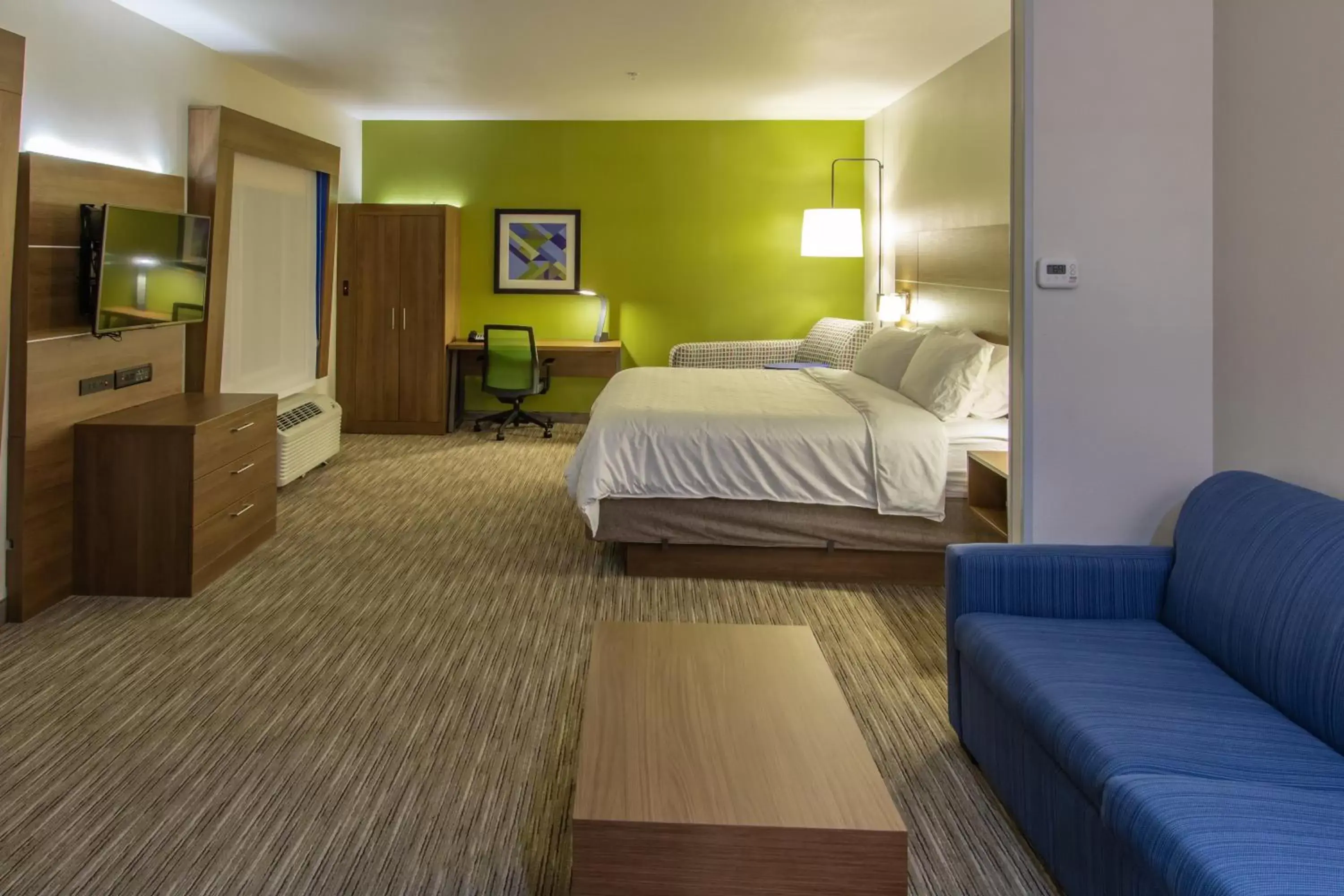 Bedroom, Bed in Holiday Inn Express Hotel & Suites Roseville - Galleria Area, an IHG Hotel