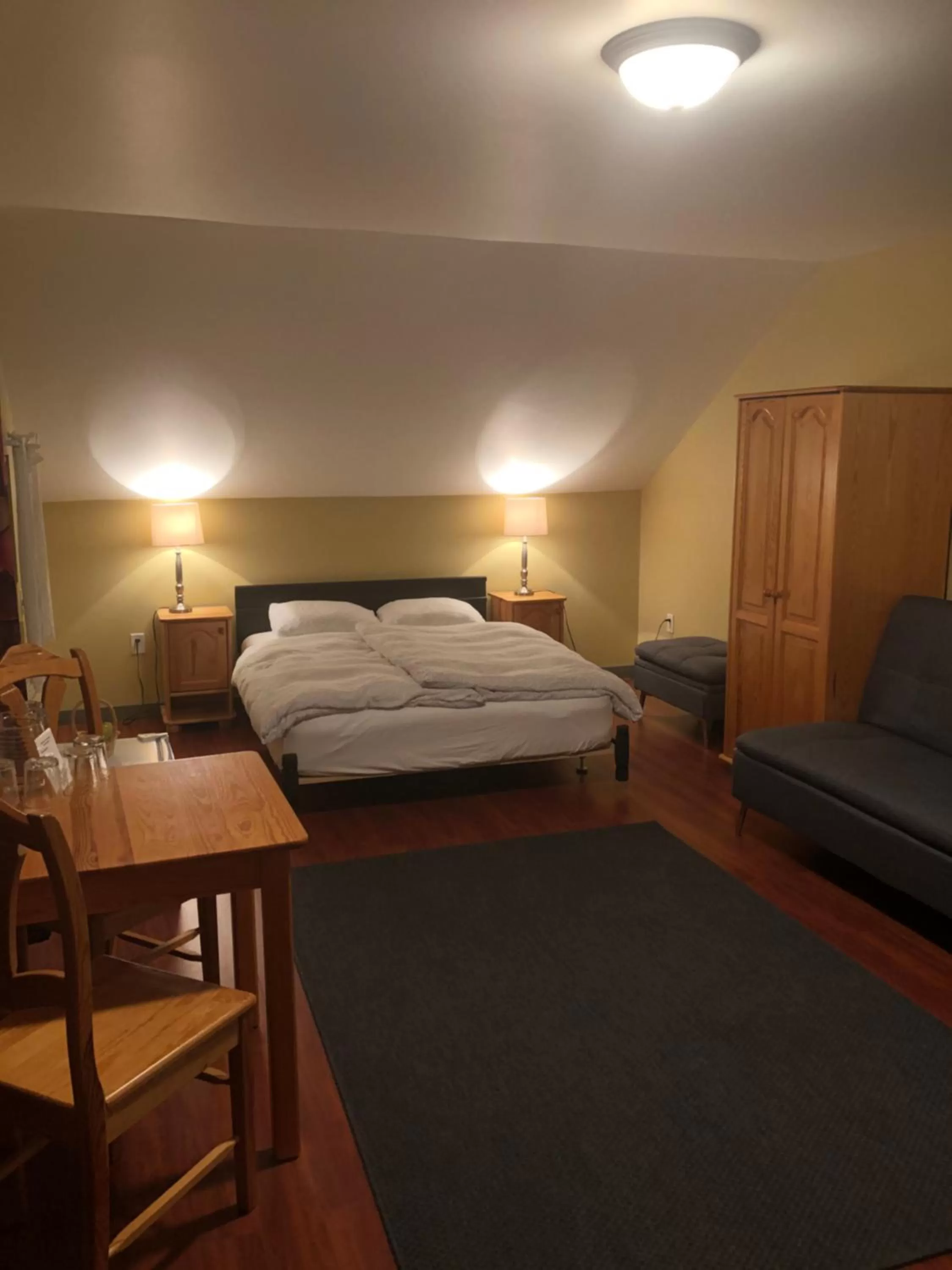 Bed in Crowsnest Vineyards Guesthouse