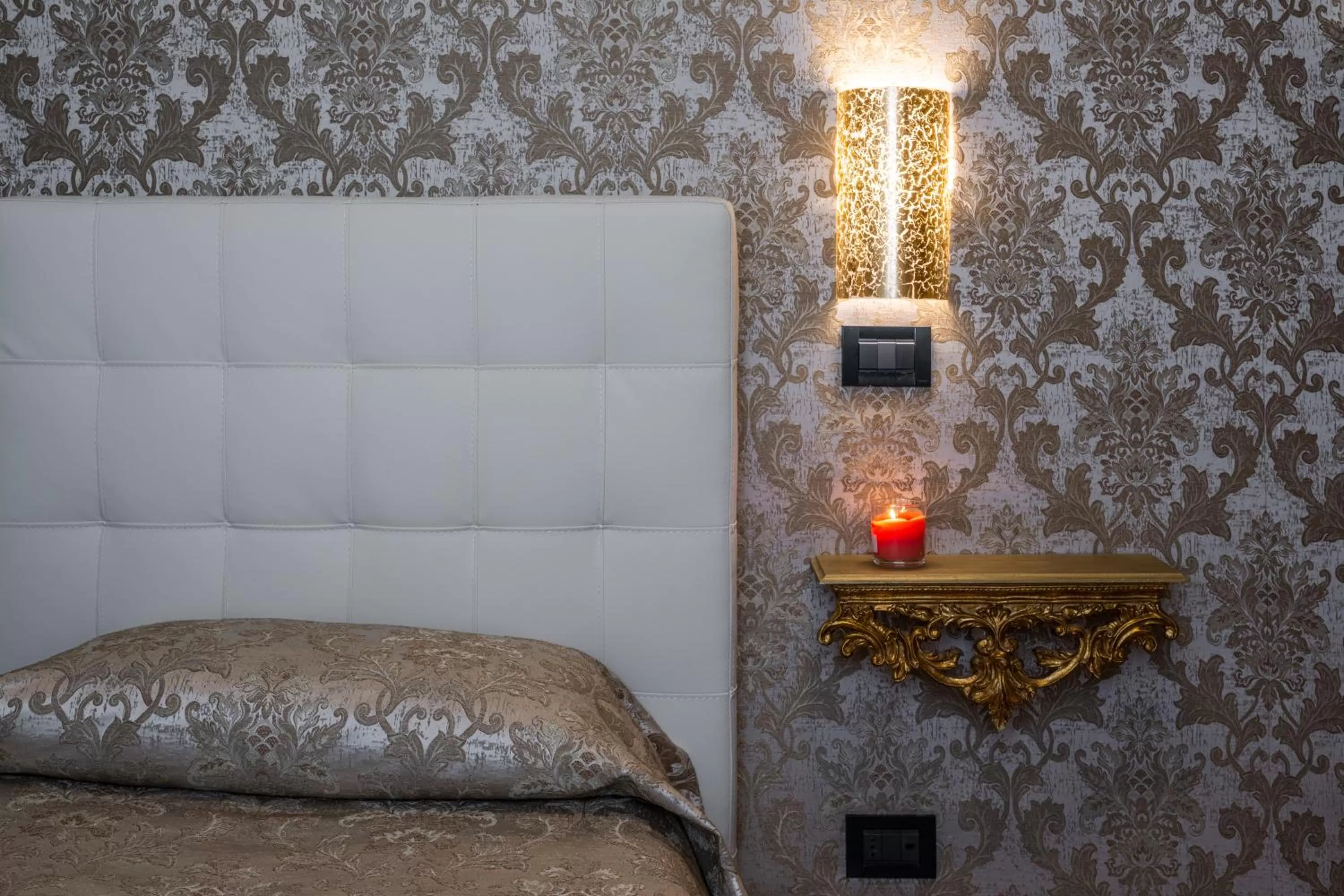 Decorative detail, Bed in Hotel Apostoli Garden