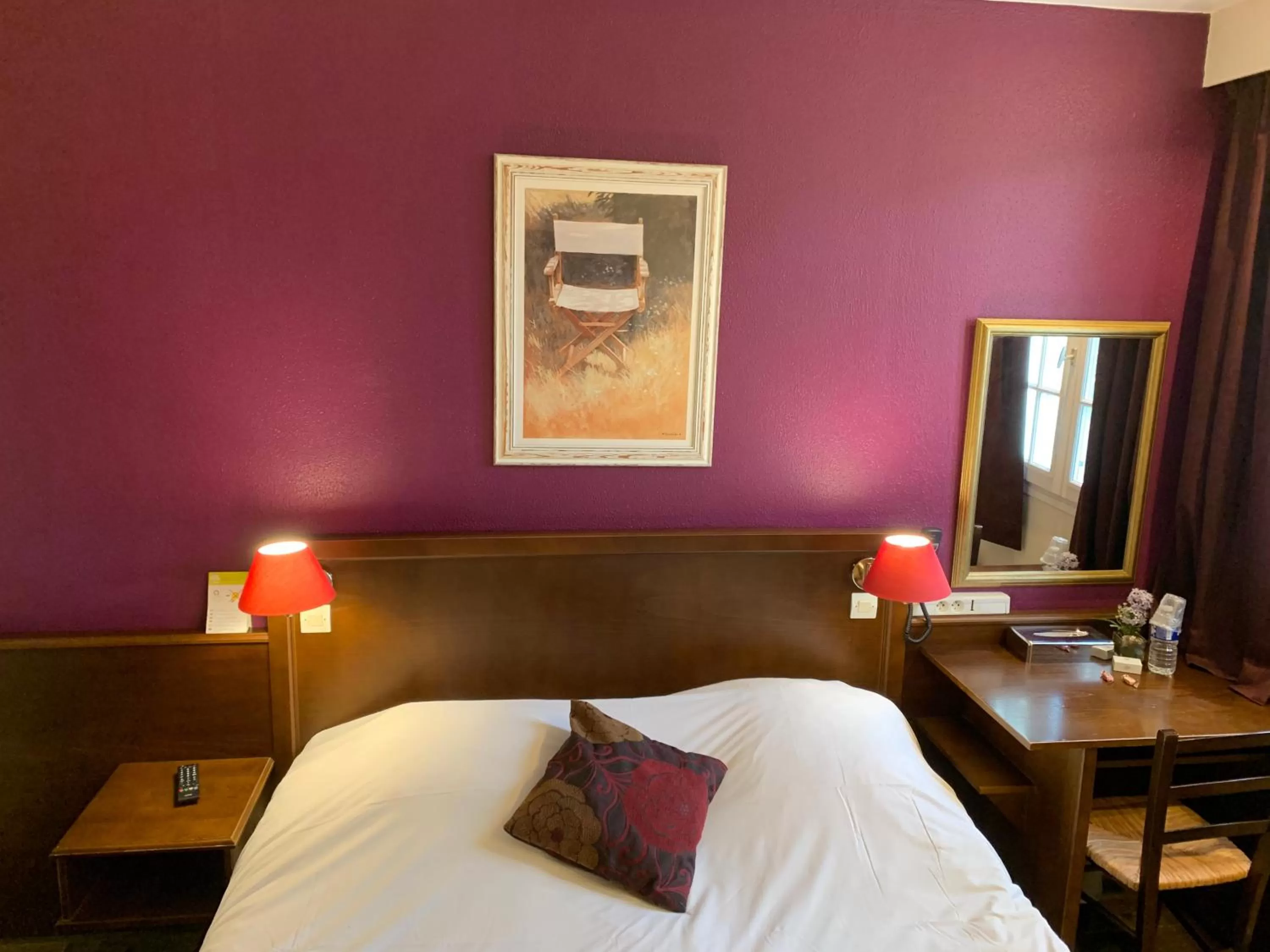 Bed in Logis Hôtel Les Nymphéas