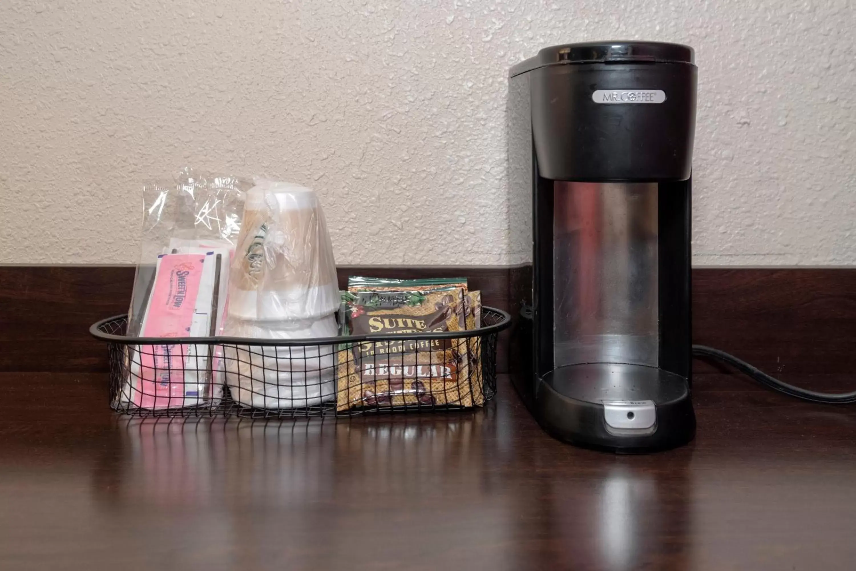 Bedroom, Coffee/Tea Facilities in Red Roof Inn Marion, VA