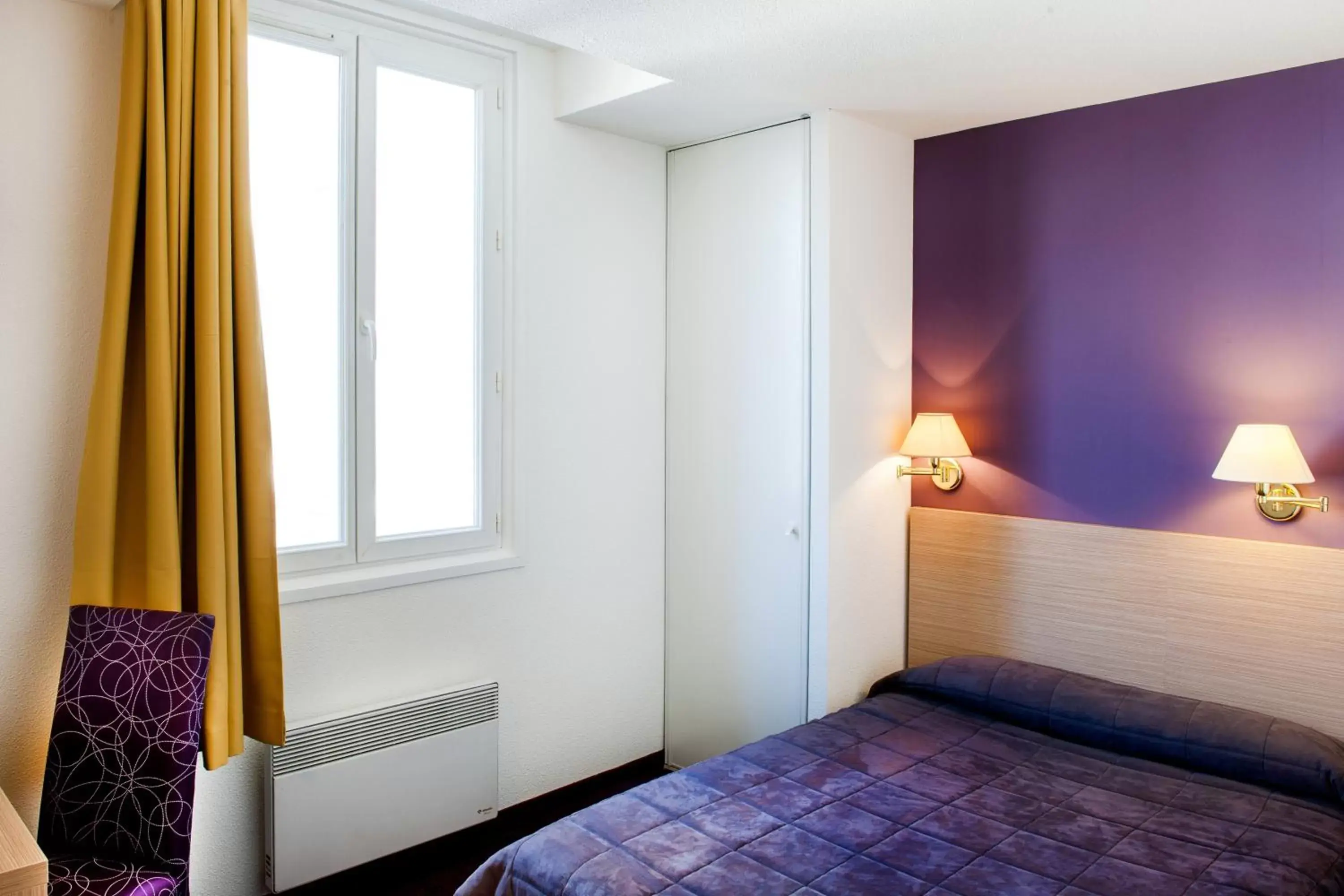 Bedroom, Bed in Hôtel Continental