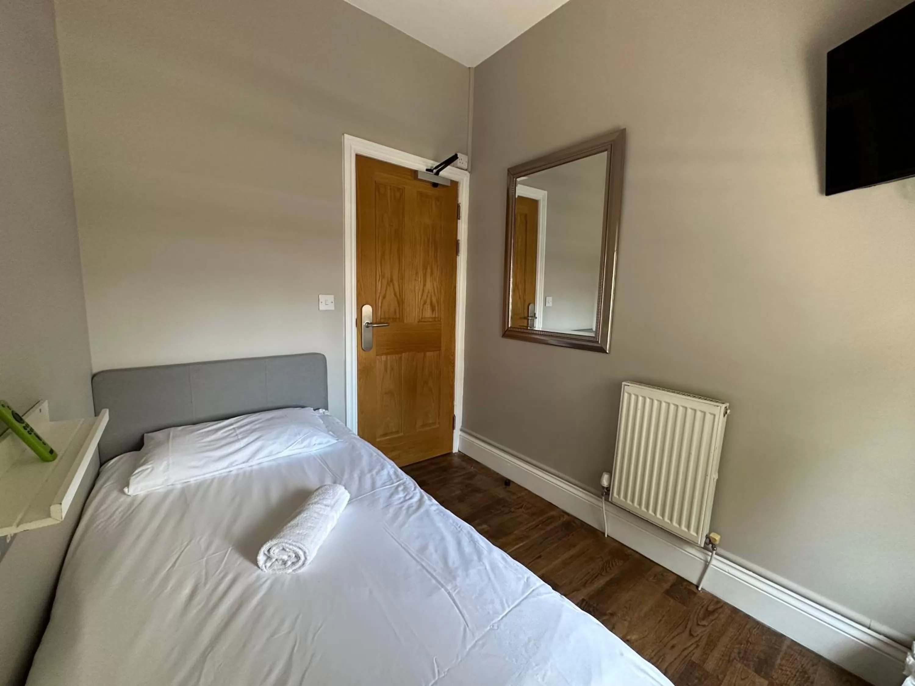 Photo of the whole room, Bed in The Riverhouse