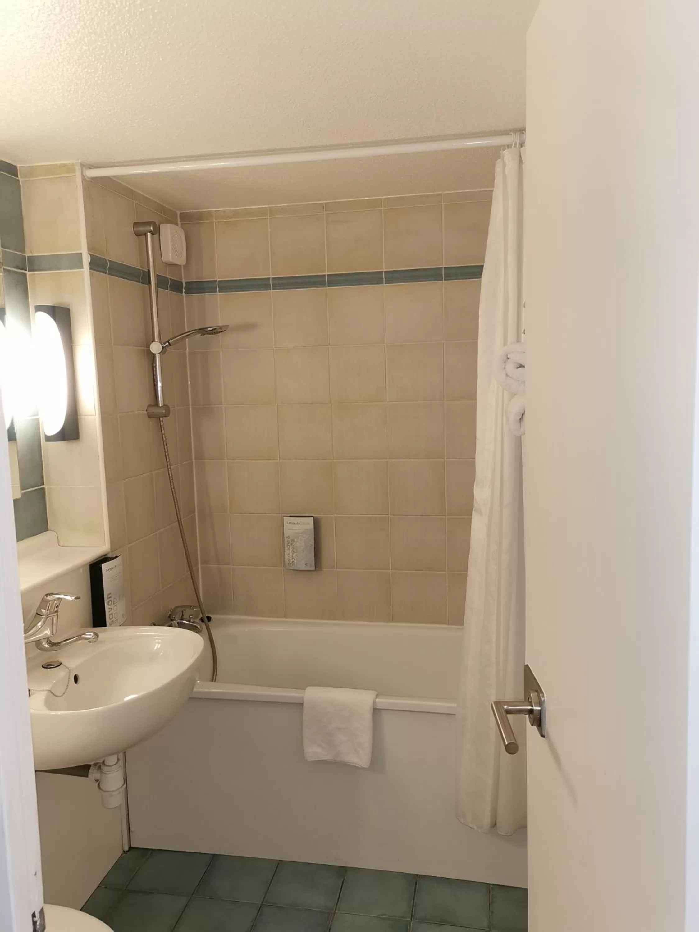 Bathroom in Kyriad Direct Lyon Sud - Chasse-Sur-Rhône