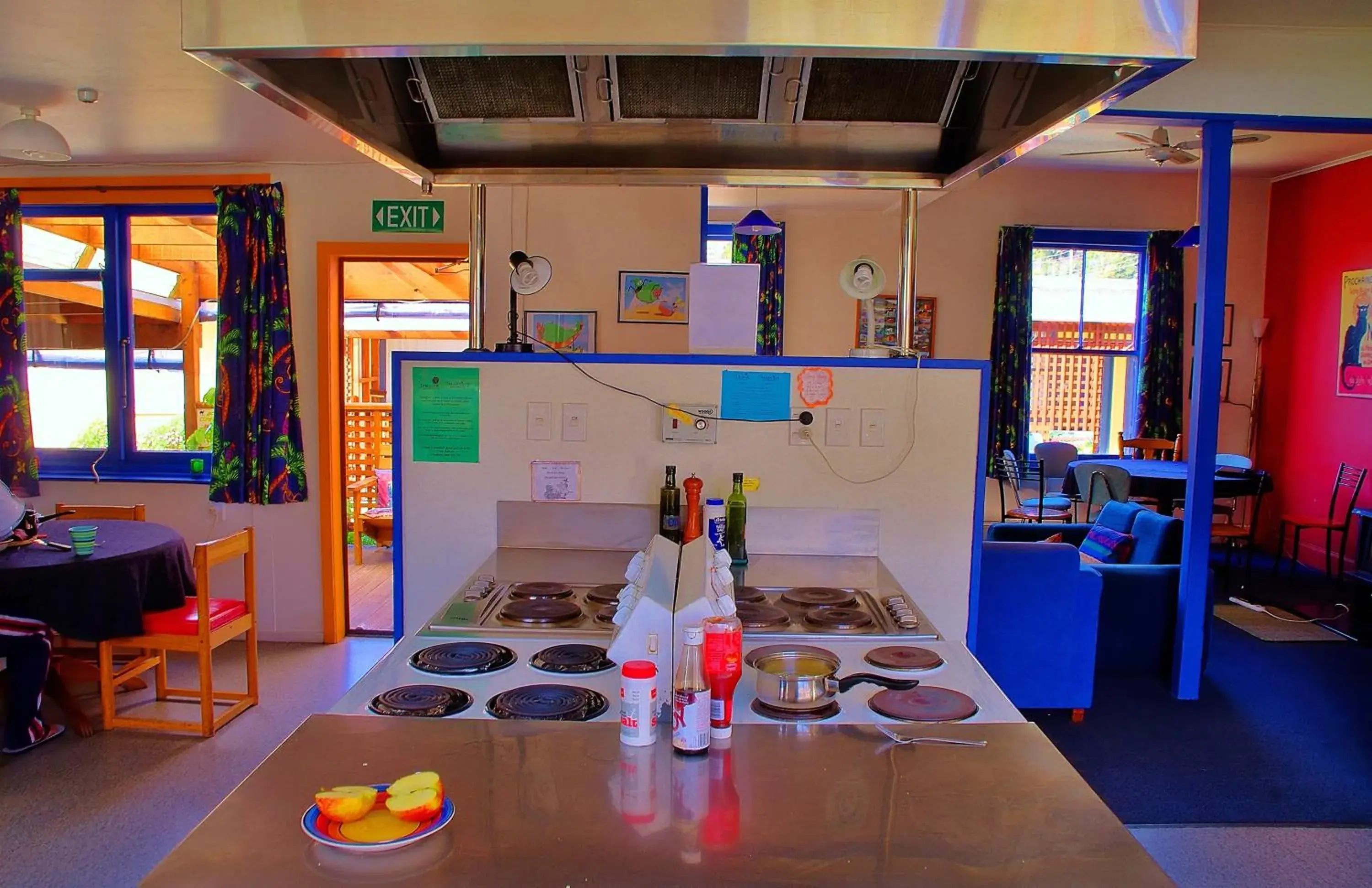 Kitchen or kitchenette, Restaurant/Places to Eat in Sequoia Lodge Backpackers