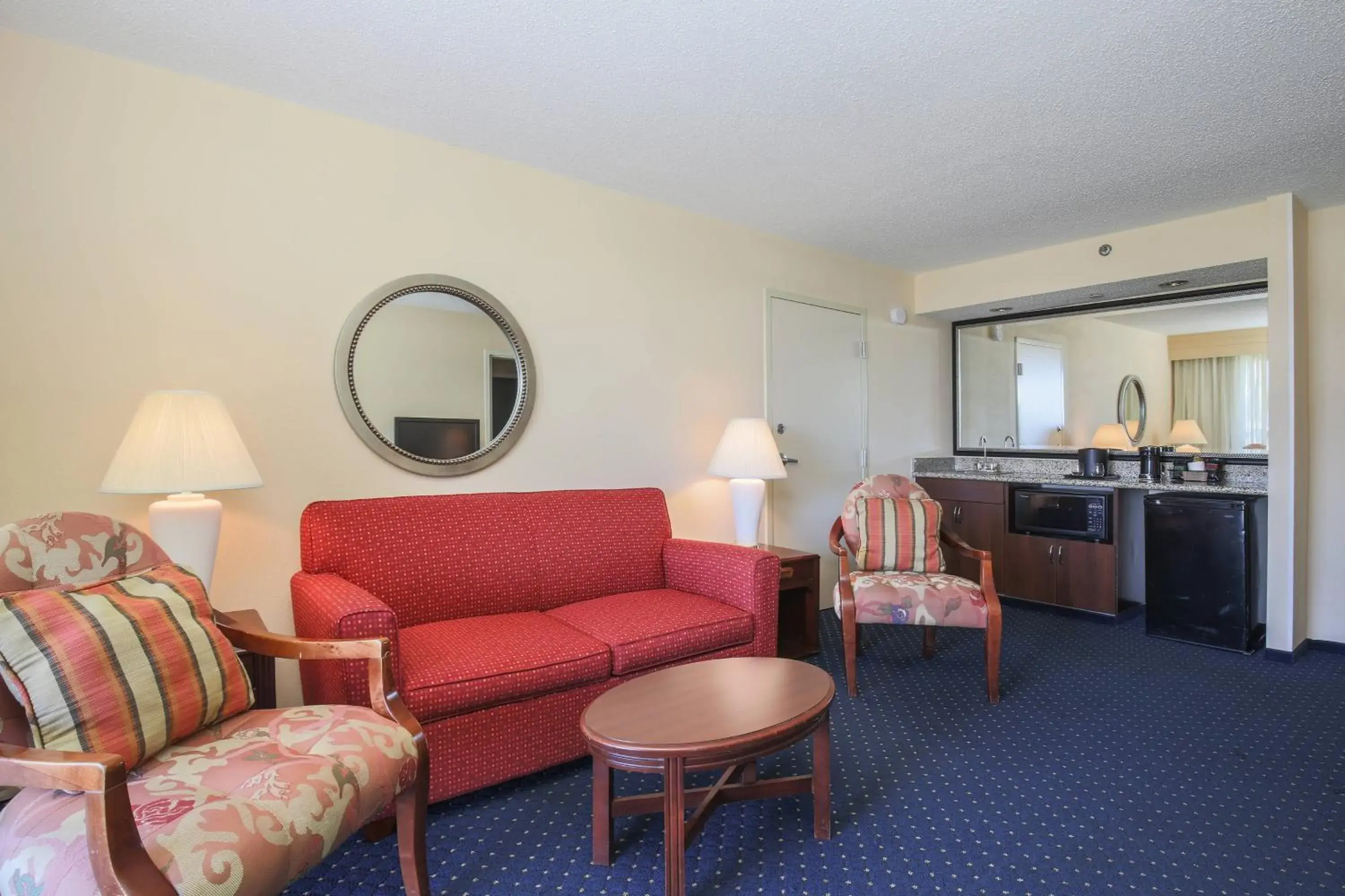 Bedroom, Seating Area in Courtyard by Marriott Flint Grand Blanc