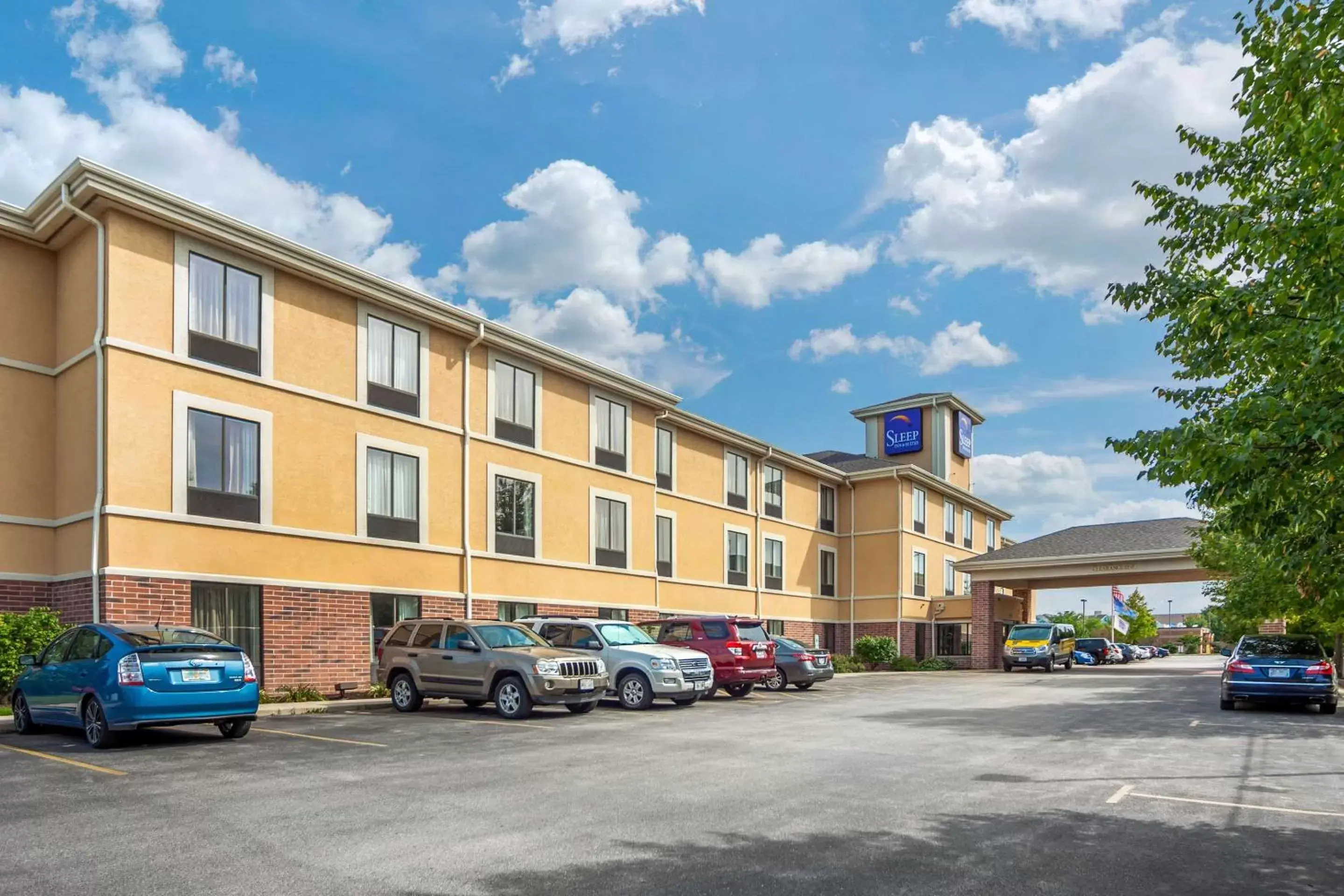 Property Building in Sleep Inn & Suites Airport Milwaukee