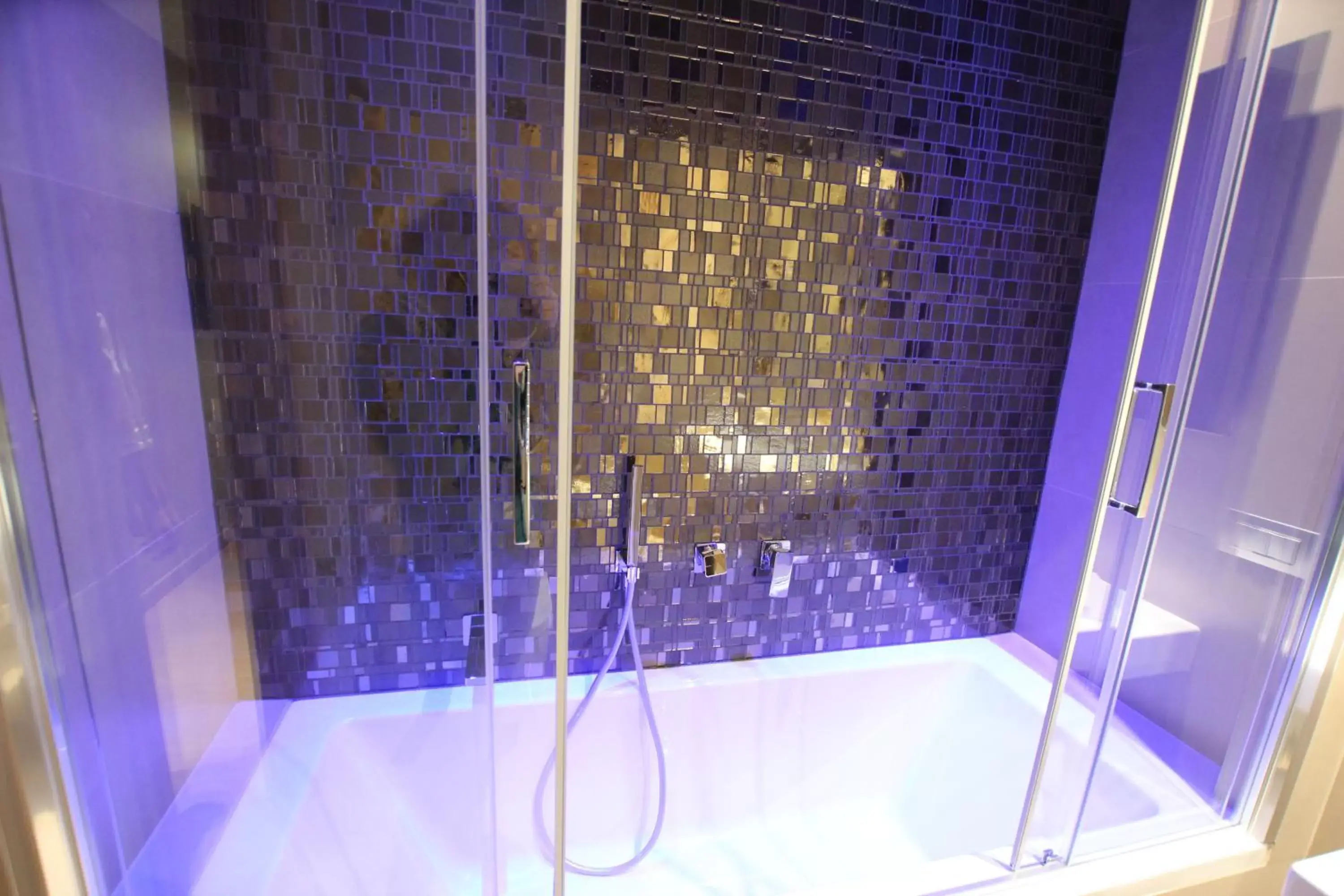 Shower, Bathroom in Mokinba Hotels Baviera