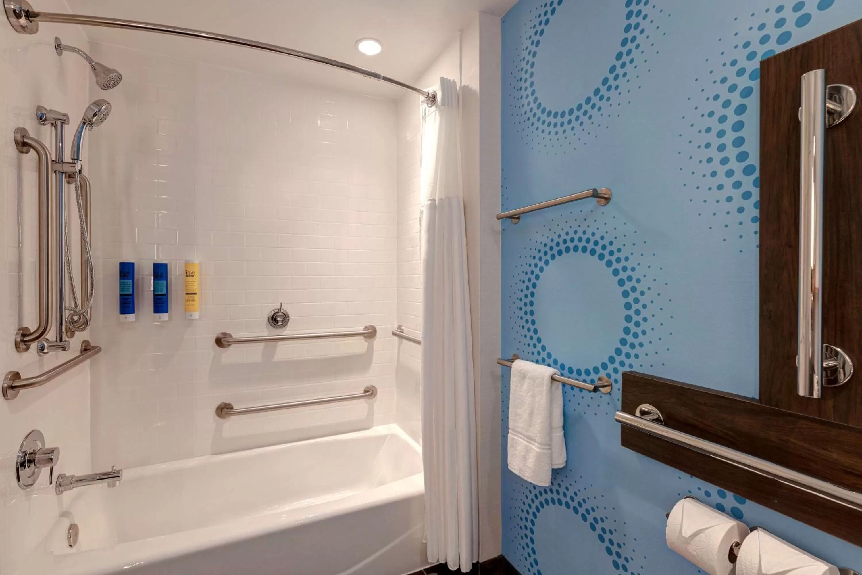 Bathroom in Tru By Hilton Grantville, Pa