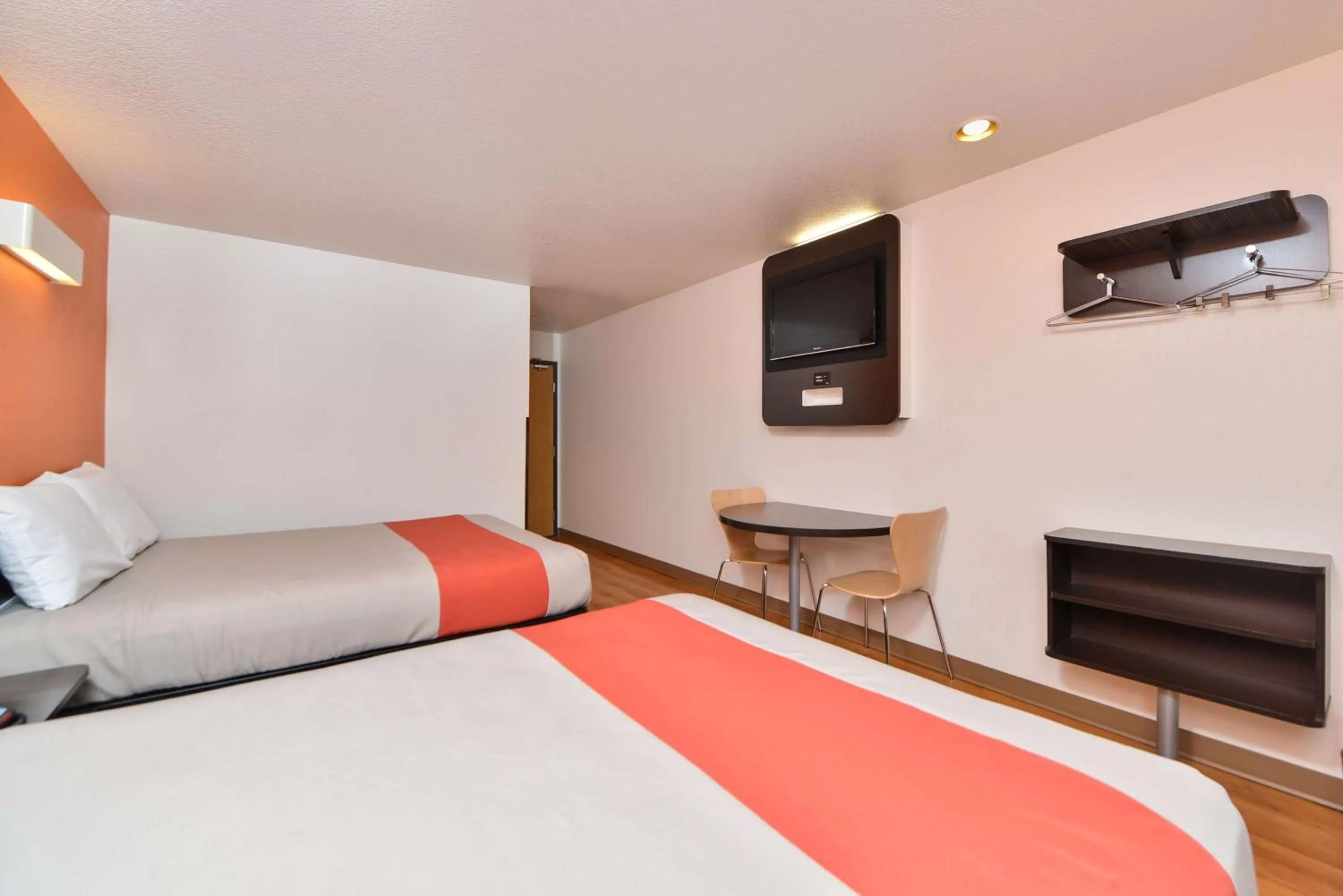 Photo of the whole room, Bed in Motel 6-Meridian, ID - Boise W