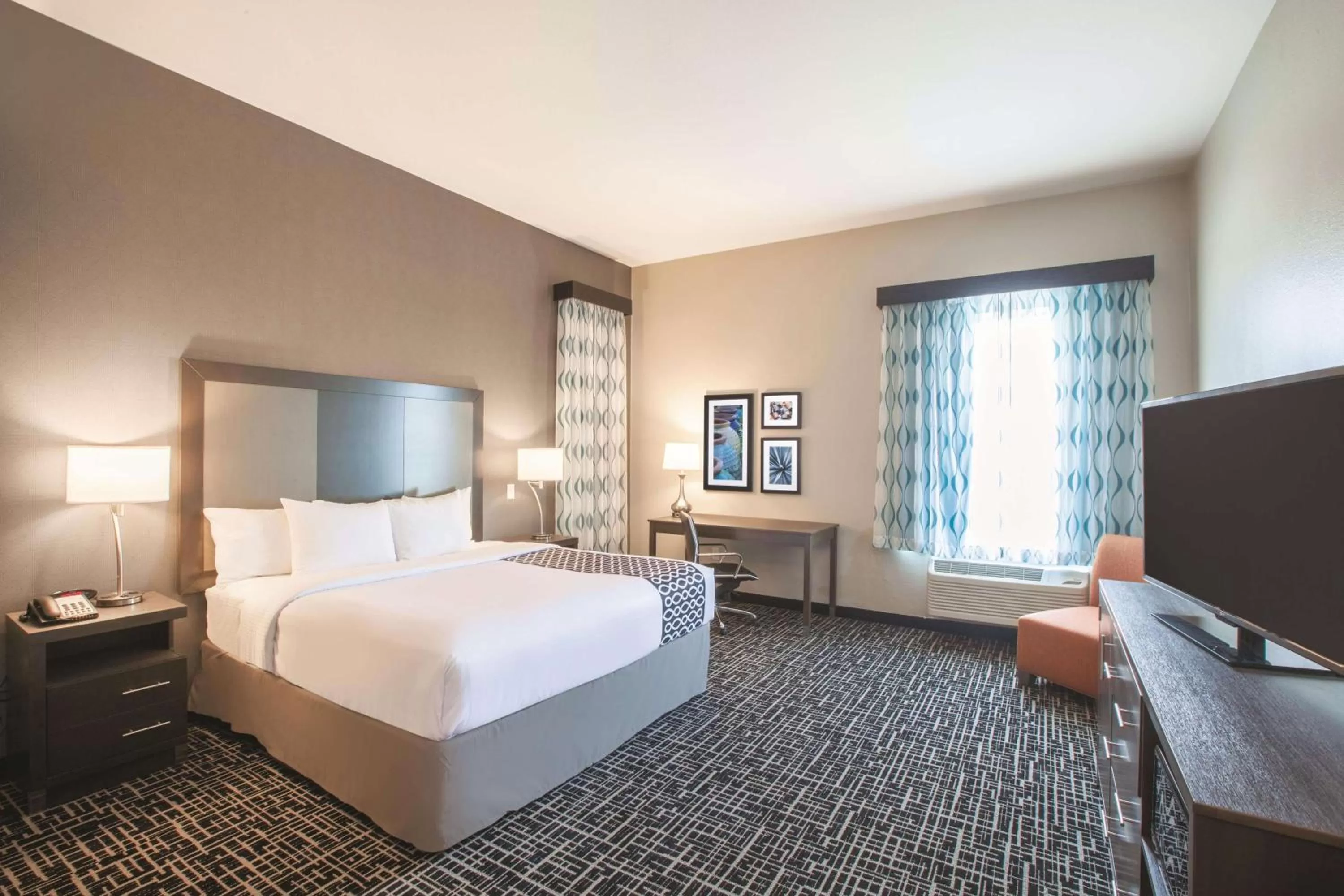 Photo of the whole room, Bed in La Quinta by Wyndham San Marcos Outlet Mall