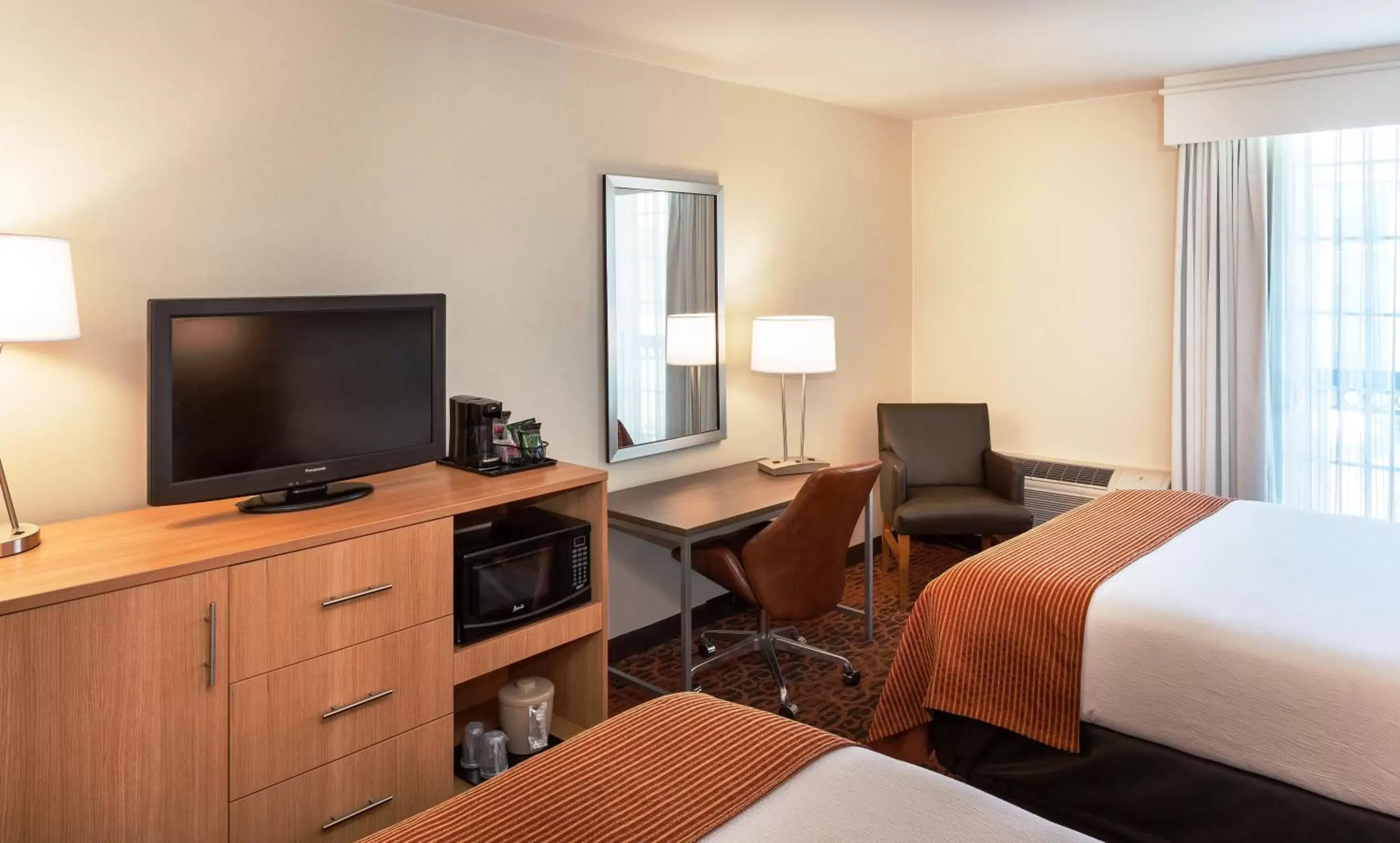 Photo of the whole room, TV/Entertainment Center in Holiday Inn San Antonio-Downtown/Market Square, an IHG Hotel