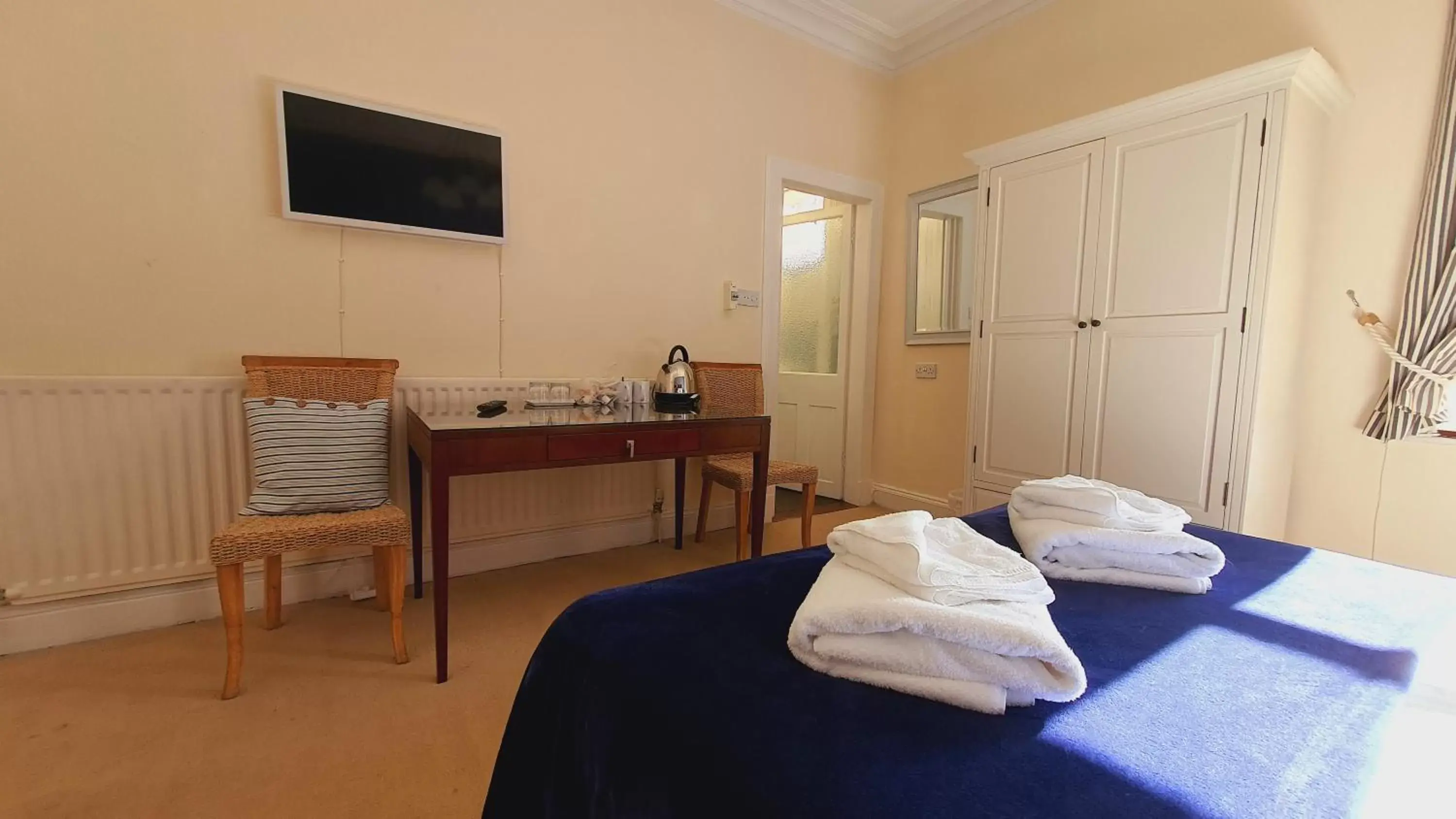 Bed, TV/Entertainment Center in Bayswell Park Hotel
