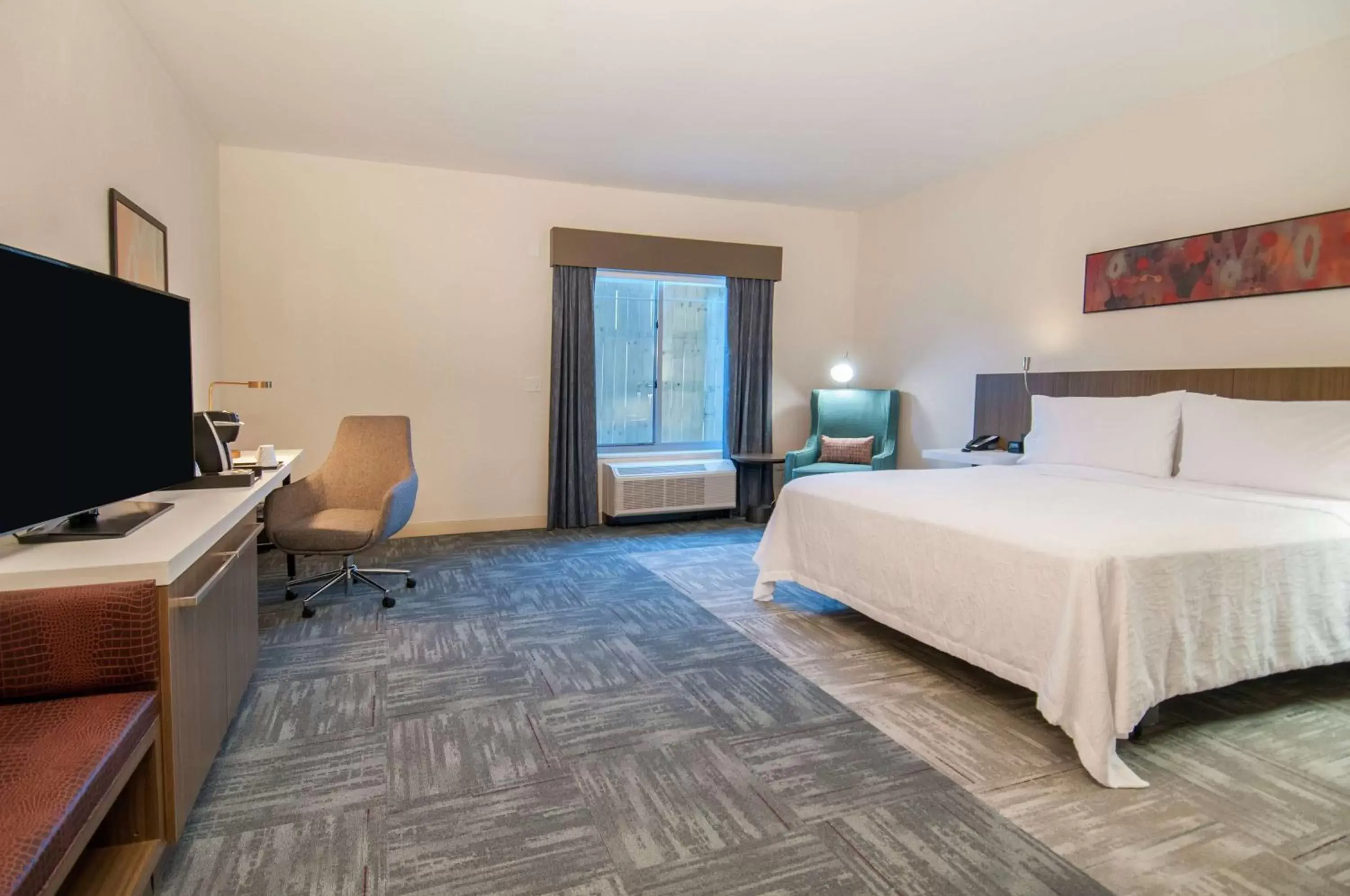 Bed, TV/Entertainment Center in Hilton Garden Inn Jackson/Clinton