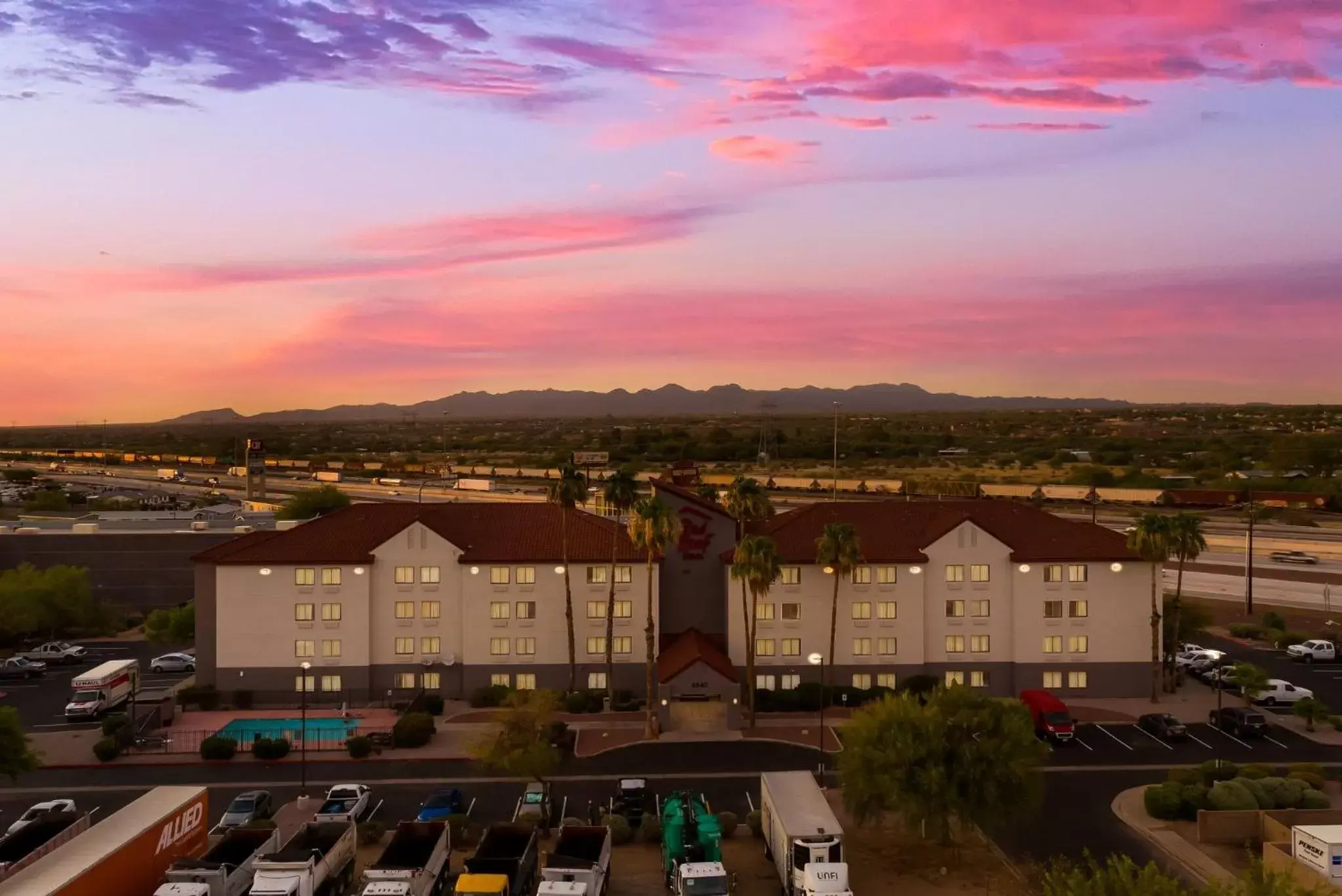Property building, Sunrise/Sunset in Red Roof Inn Tucson North - Marana