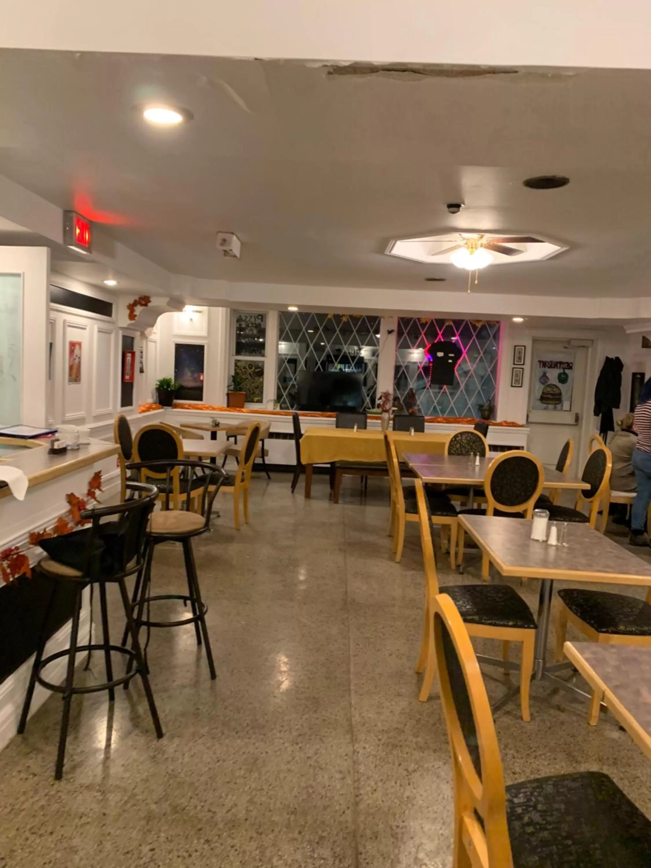 Restaurant/places to eat in Lakeview Hotel