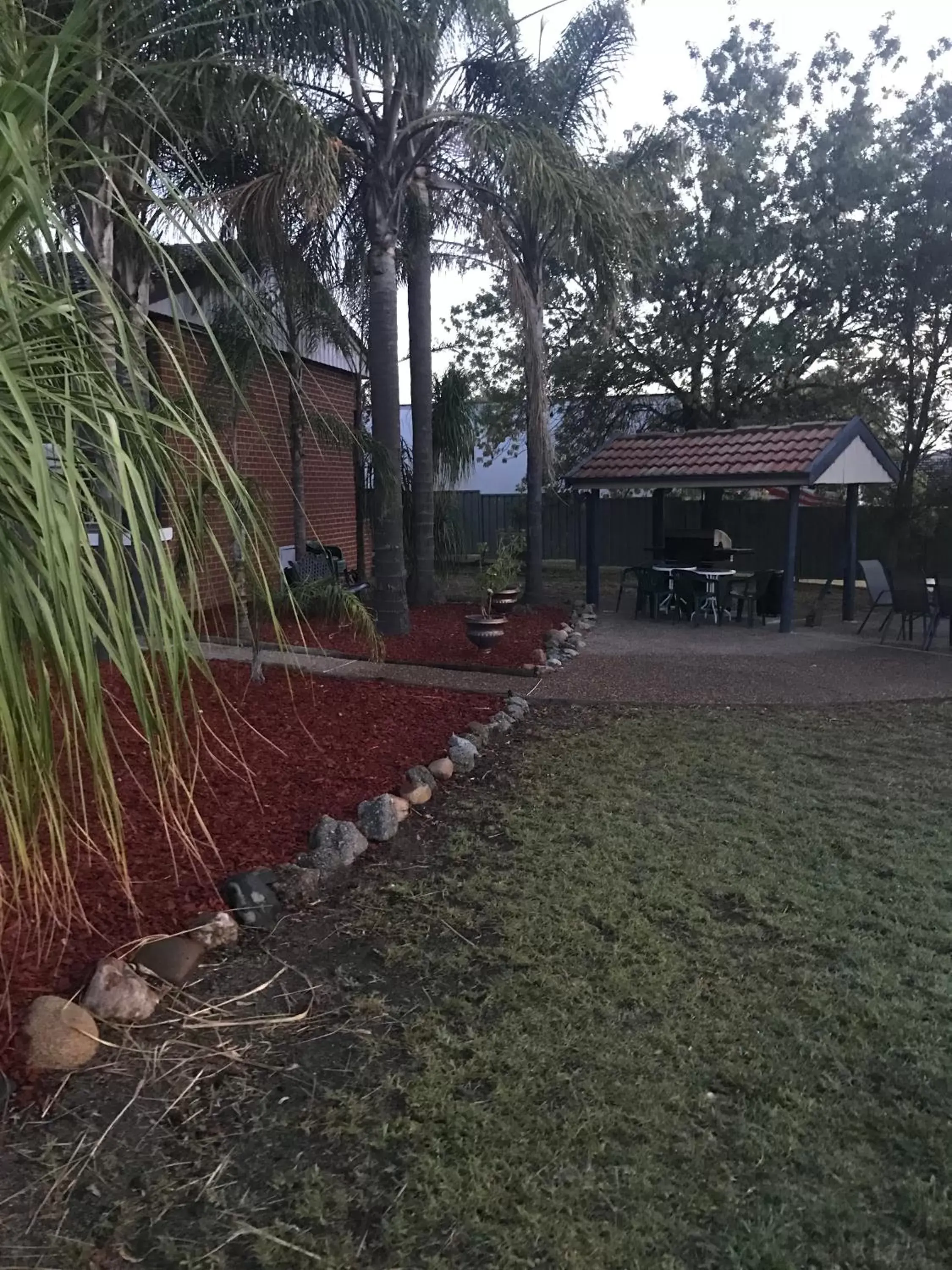 BBQ facilities, Garden in Kootingal Landview Motel