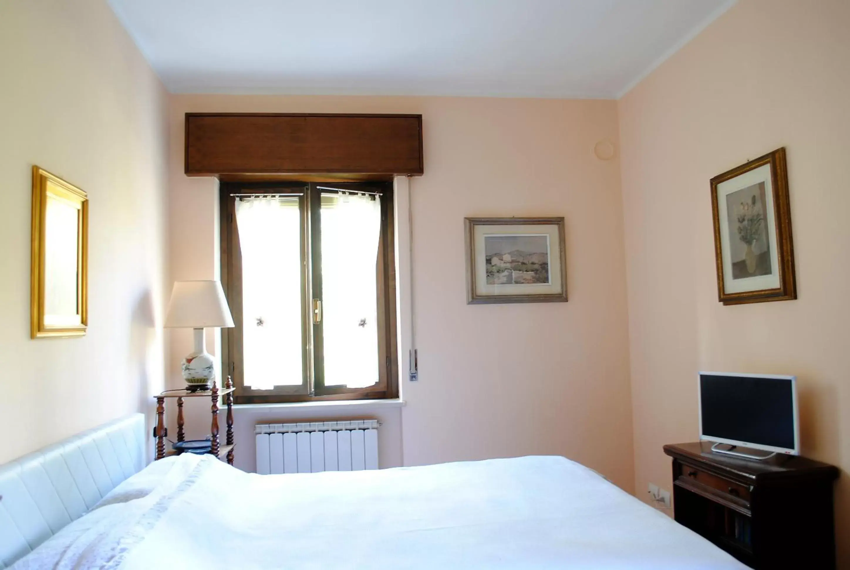 Photo of the whole room, Bed in AGRITURISMO MELOGRANO D'ORO