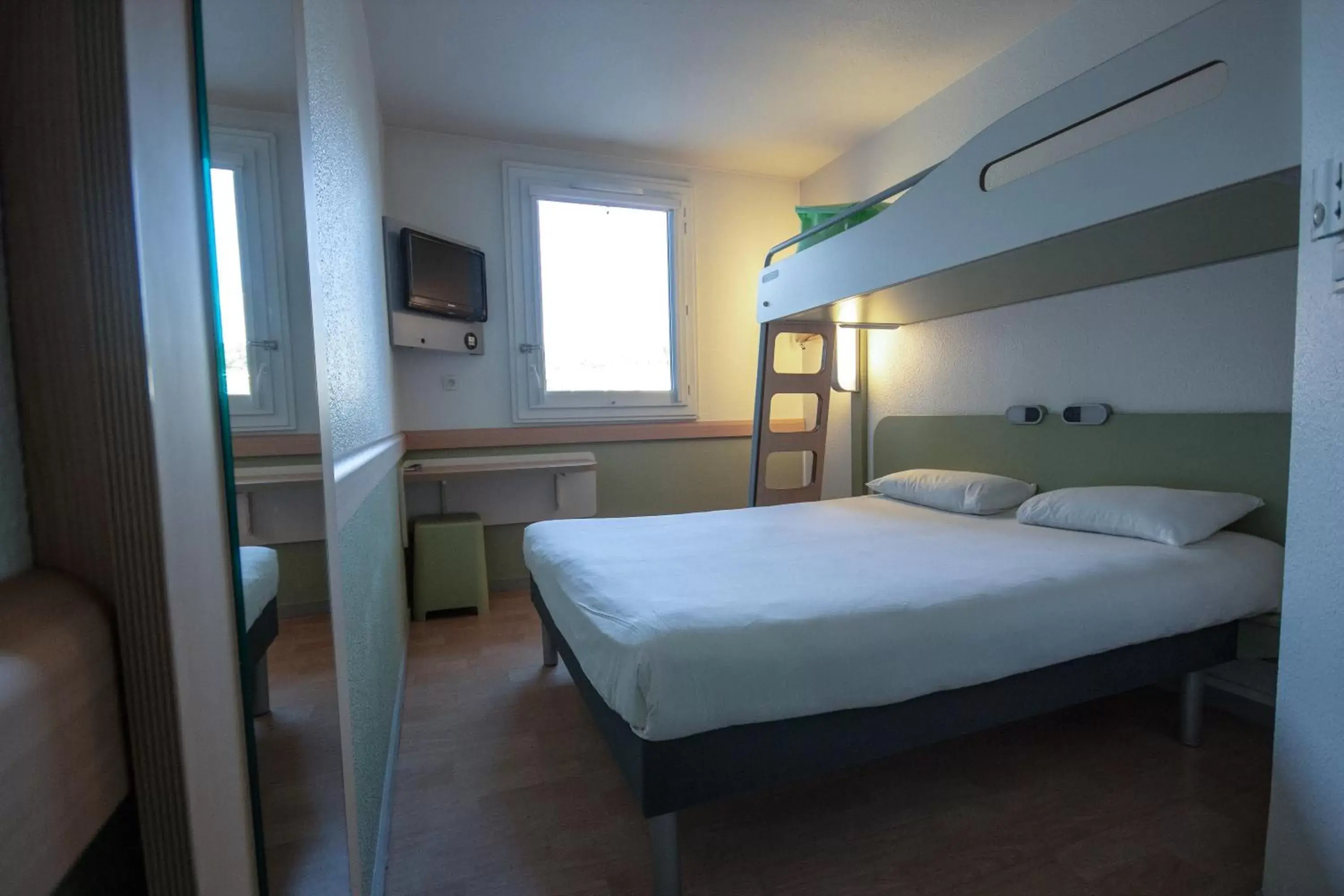 Photo of the whole room, Bunk Bed in ibis budget Bordeaux Sud